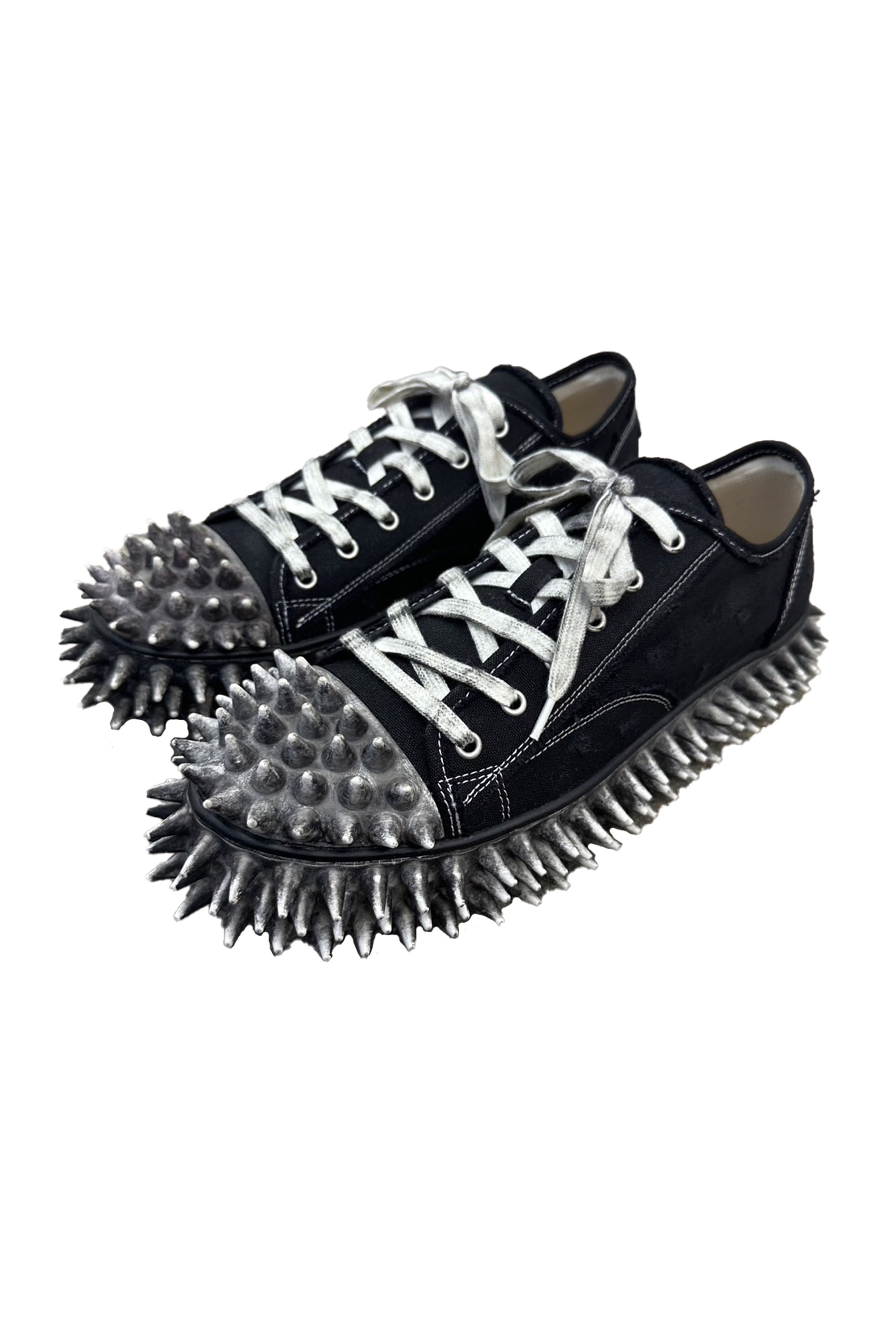 doublet(ダブレット)のDIRTY SPIKE TOE CAP CANVAS SNEAKER BLACKの