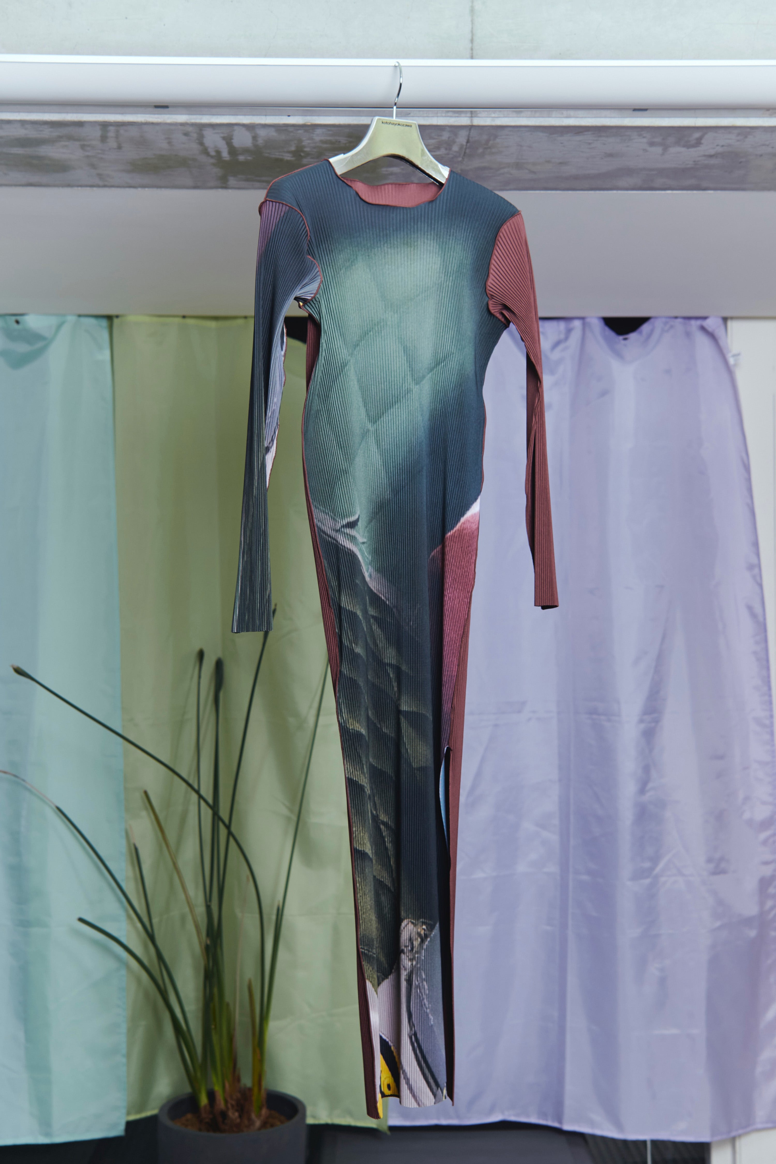 kotohayokozawa(コトハヨコザワ)のGRAPHIC WAVE DRESS DK REDの通販