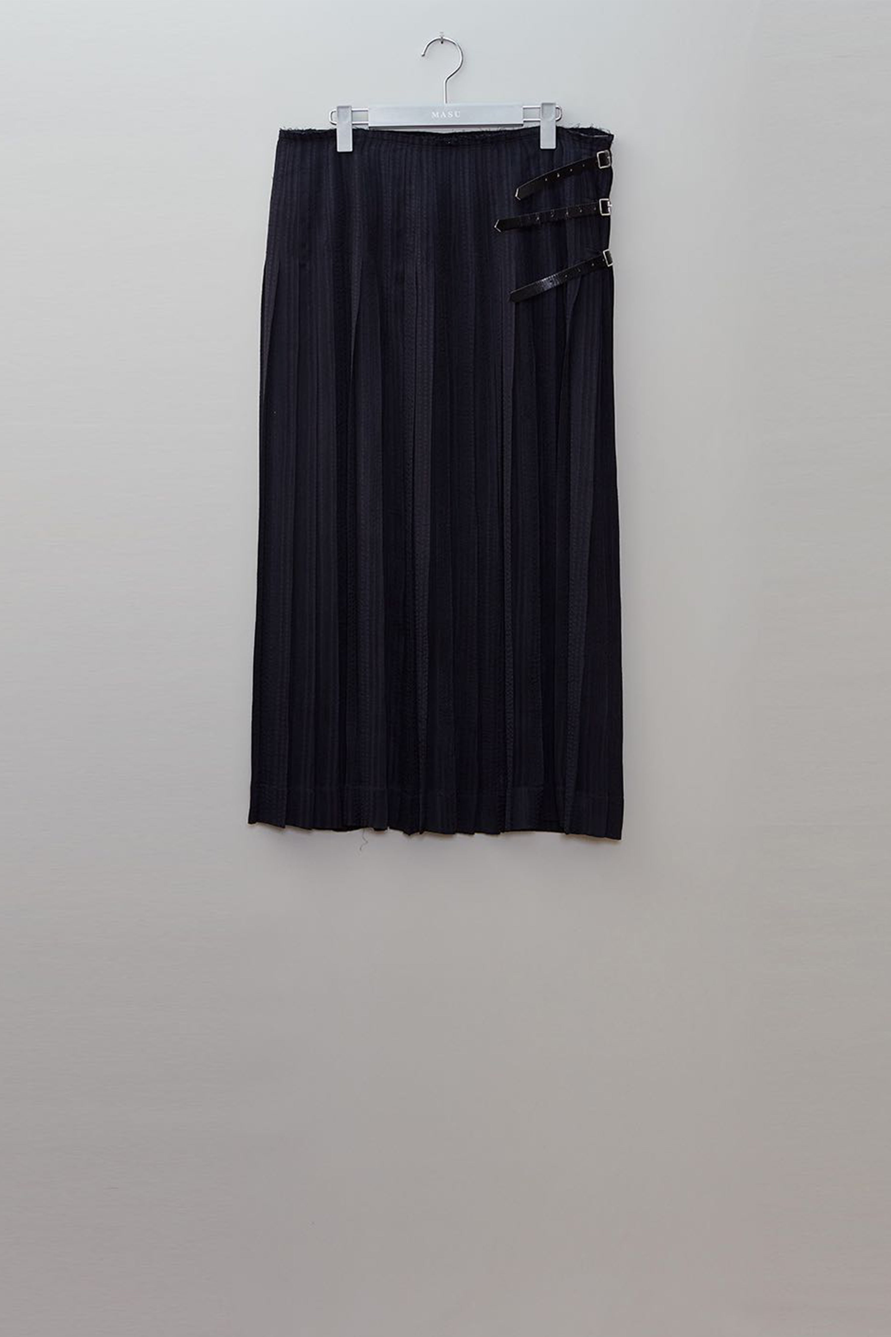 MASU(エムエーエスユー)のHICKORY PLEATS WRAPPED SKIRT BLACKの通販