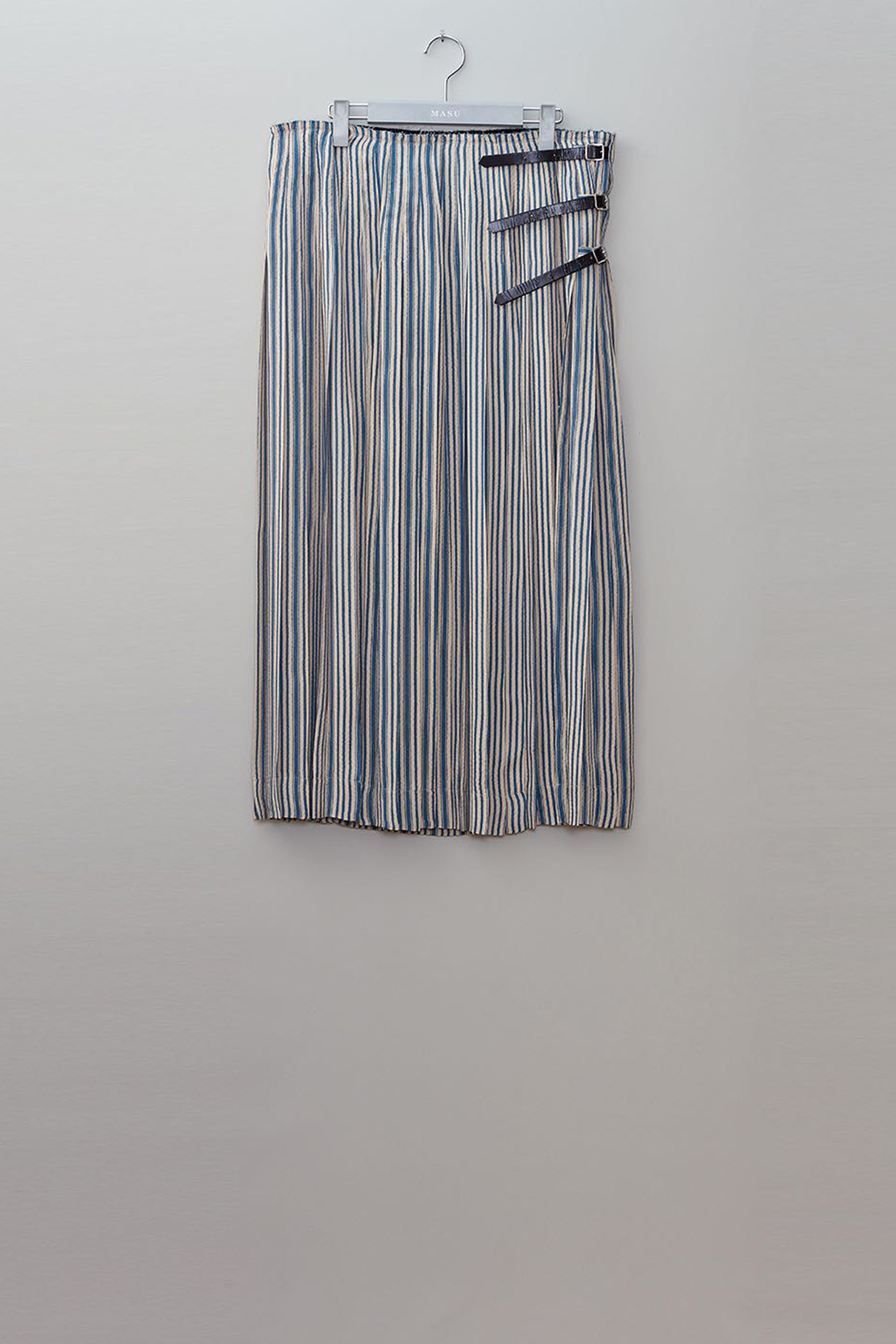 MASU(エムエーエスユー)のHICKORY PLEATS WRAPPED SKIRT BLUEの通販