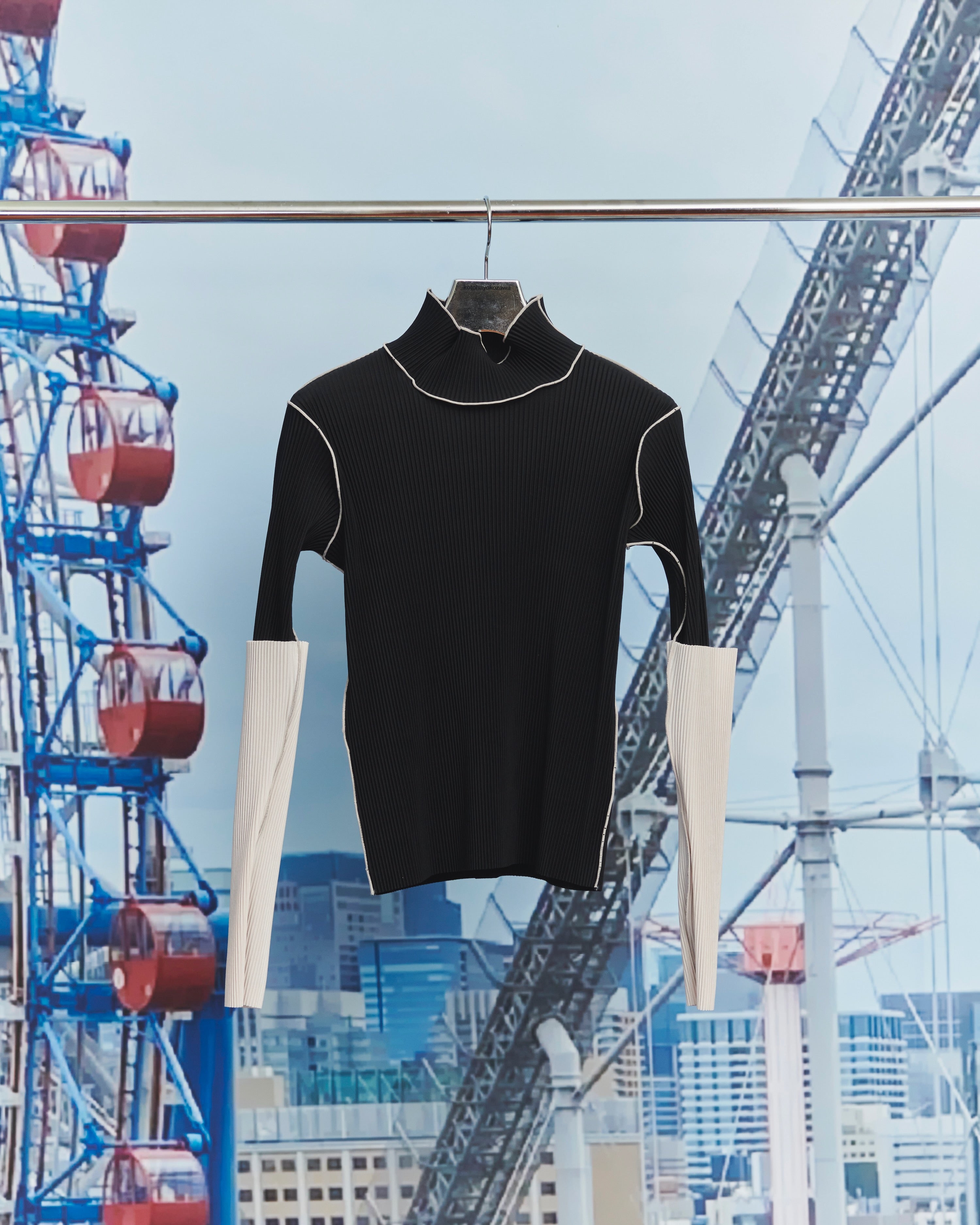 kotohayokozawa(コトハヨコザワ)のARM COVER TOP HIGH NECK BLACKの