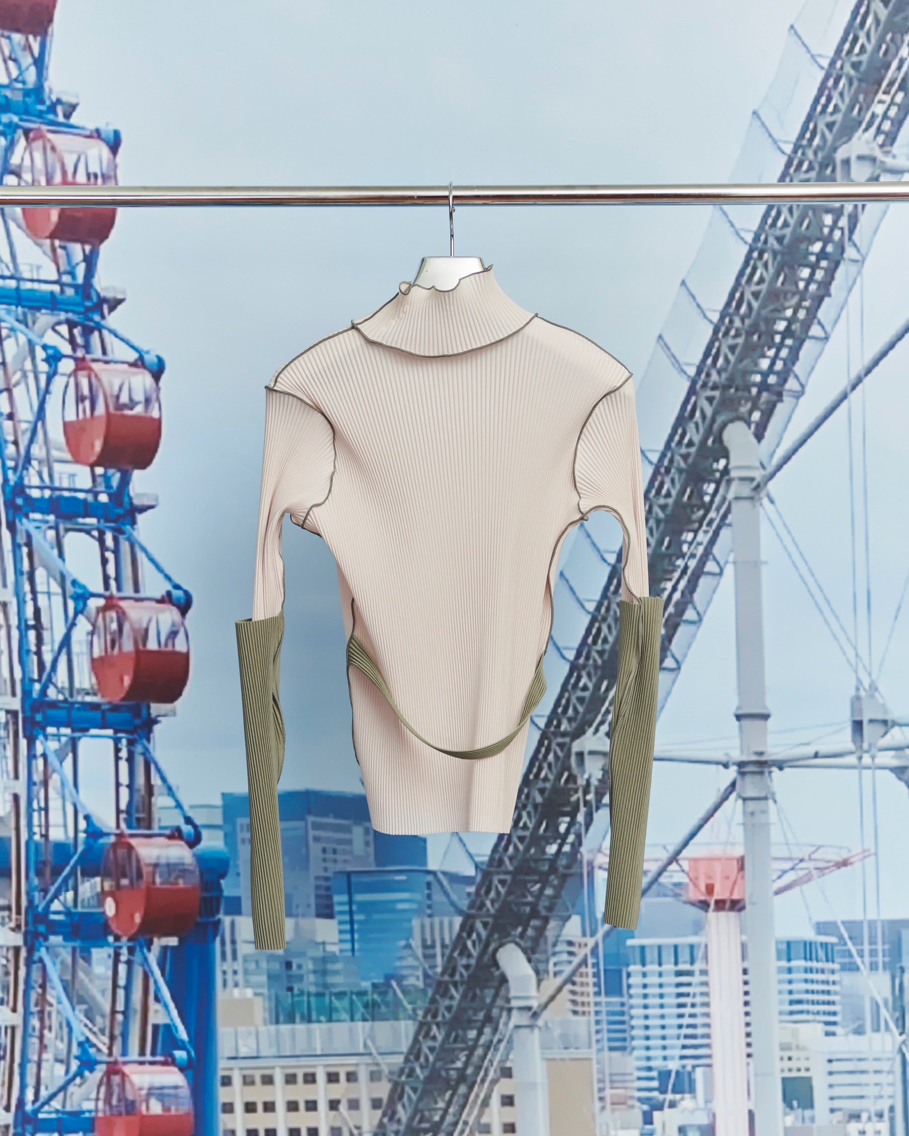 kotohayokozawa(コトハヨコザワ)のARM COVER TOP HIGH NECK LT.BEIGEの