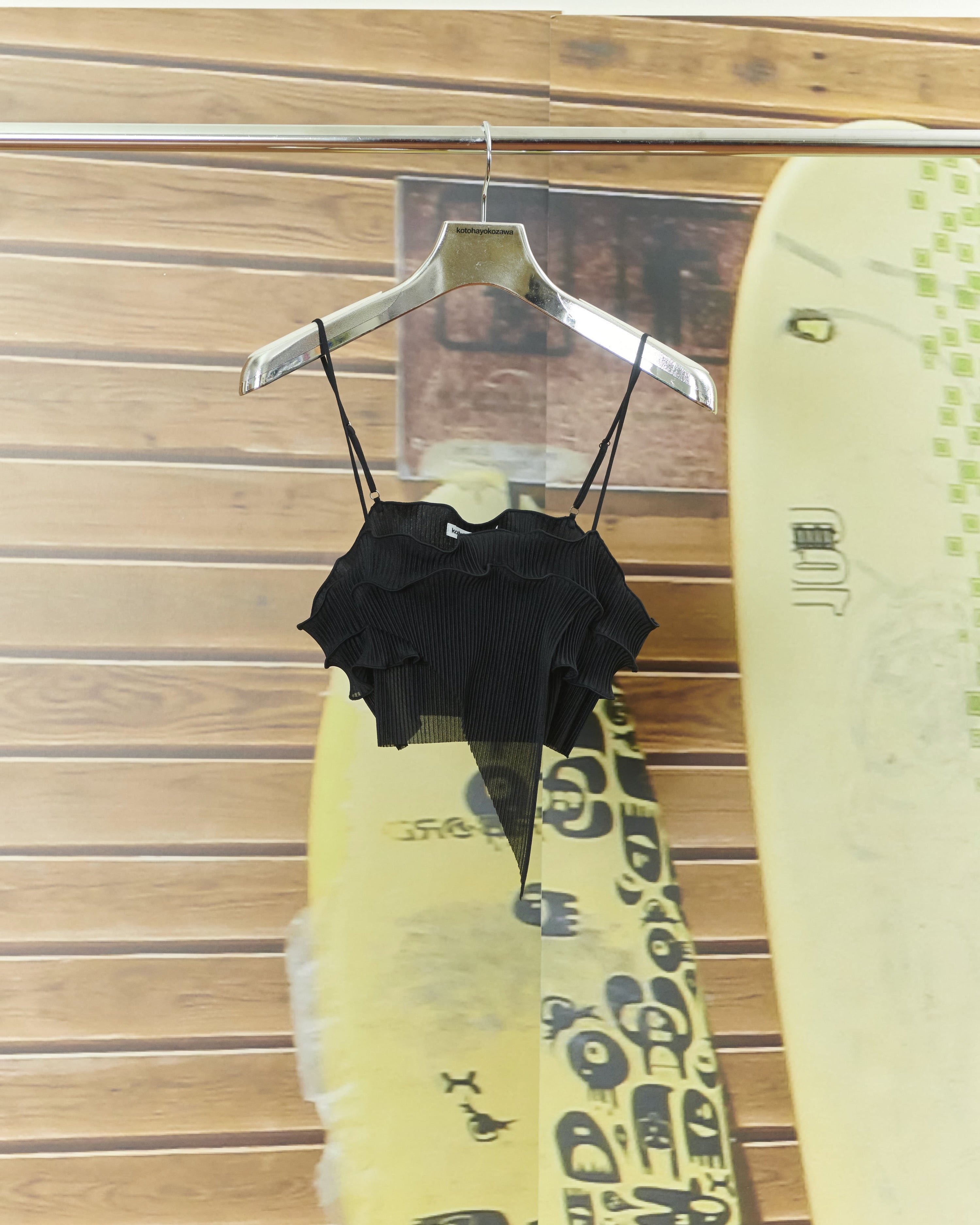 kotohayokozawa(コトハヨコザワ)のRIPPLE SHEER CAMISOLE BLACKの通販