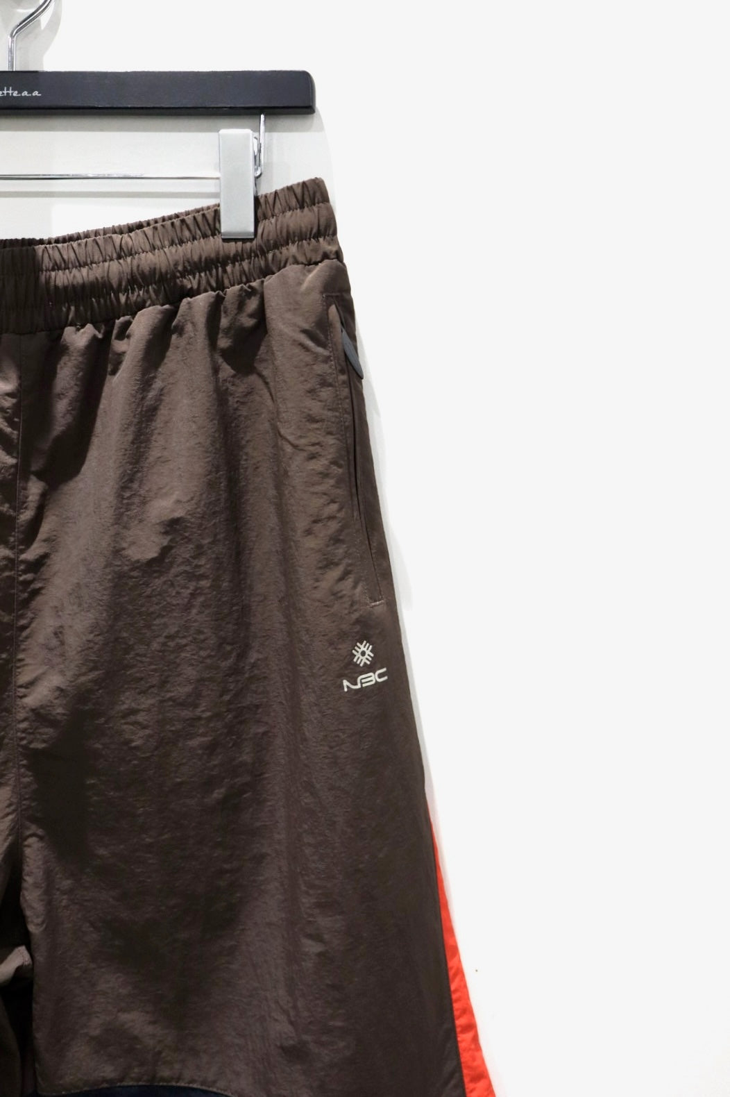 NAMESAKE ネイムセイク イージーパンツ ブラウン NAMESAKE(ネイムセイク)のLINEAGE WARMUP PANTS SOIL BROWNの通販