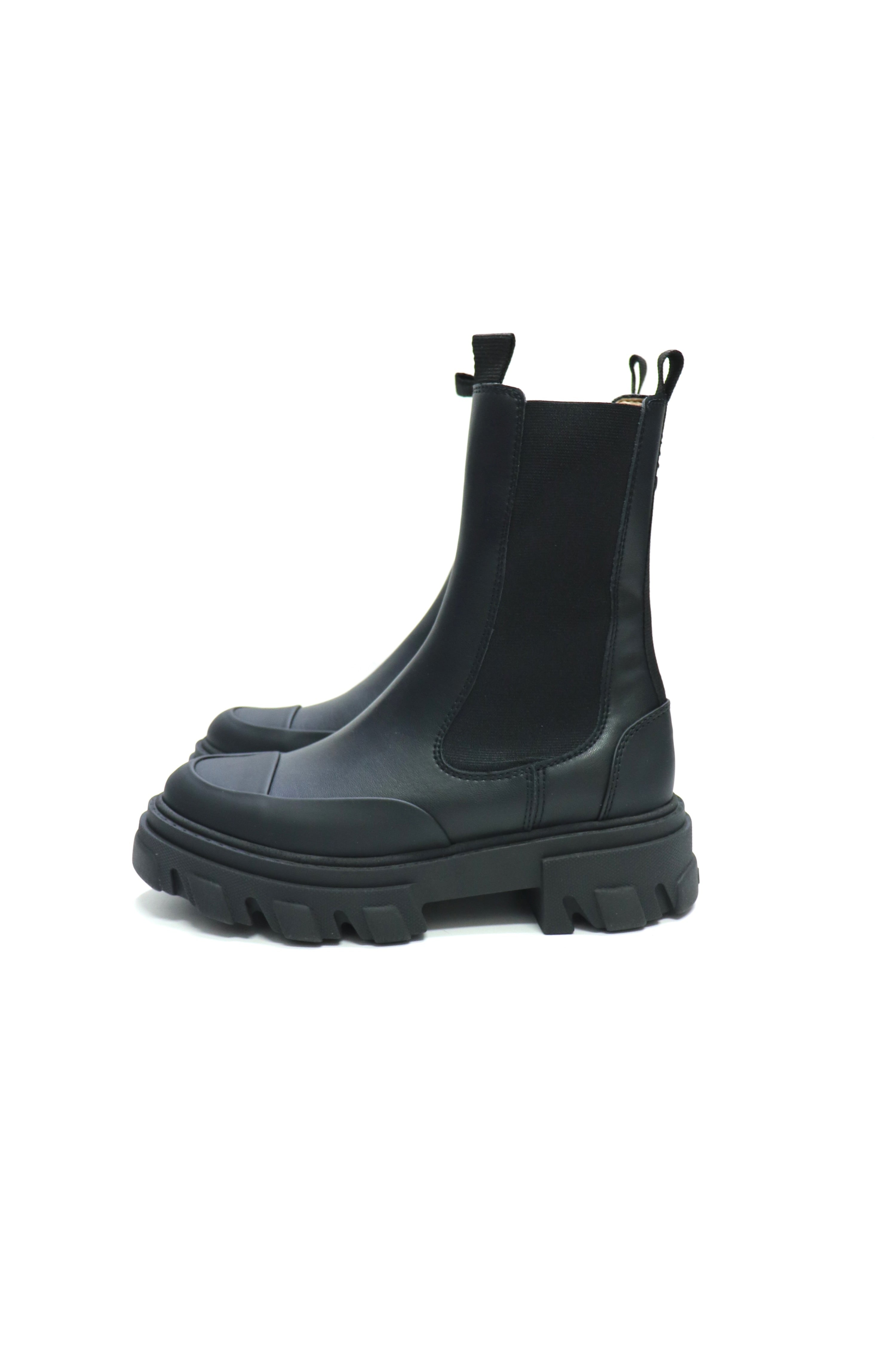 GANNI(ガニー)のCleated Mid Chelsea Boot Black Stitchの通販