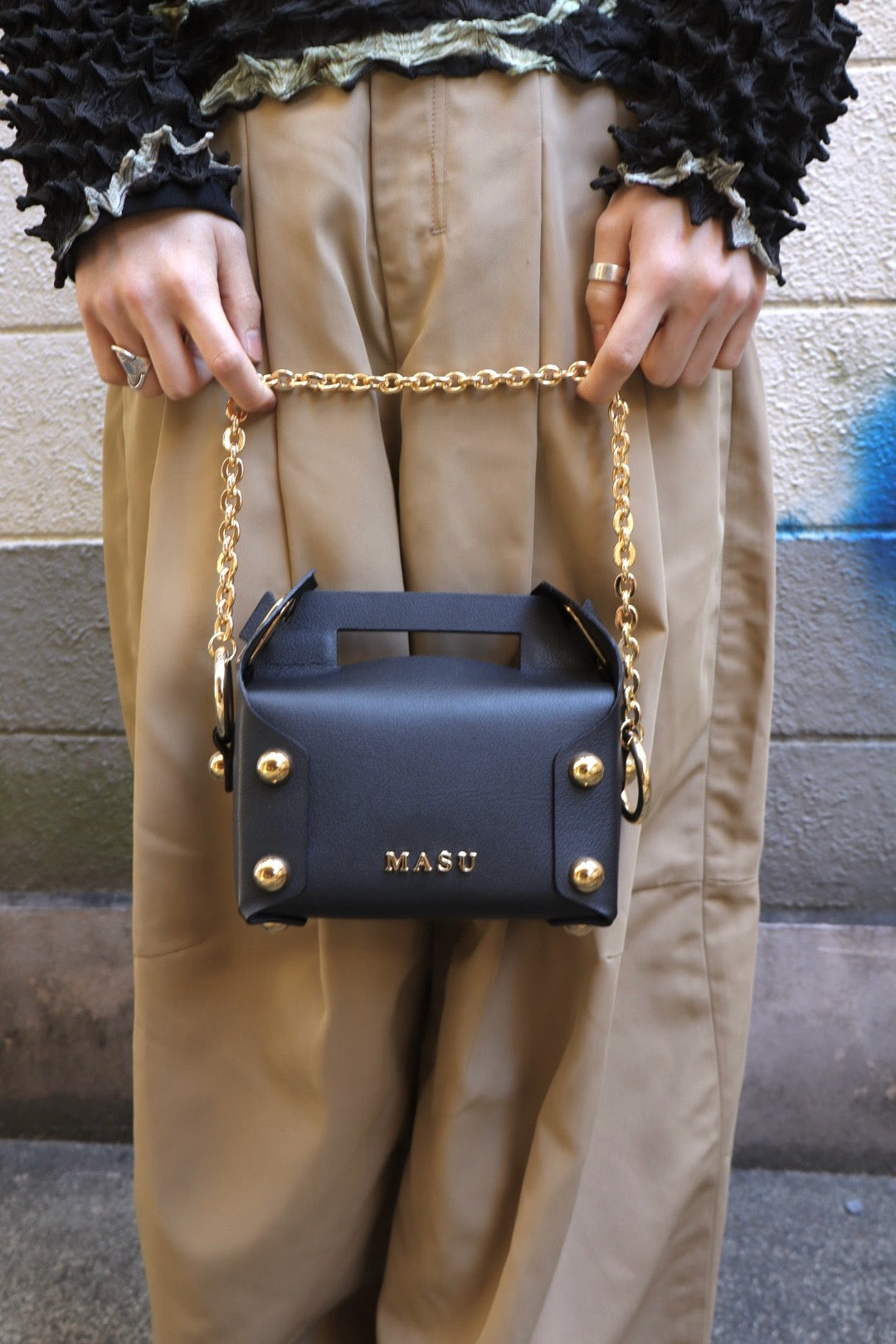 MASU(エムエーエスユー)のLEATHER CAKE BAG BLACK(バッグ)の通販