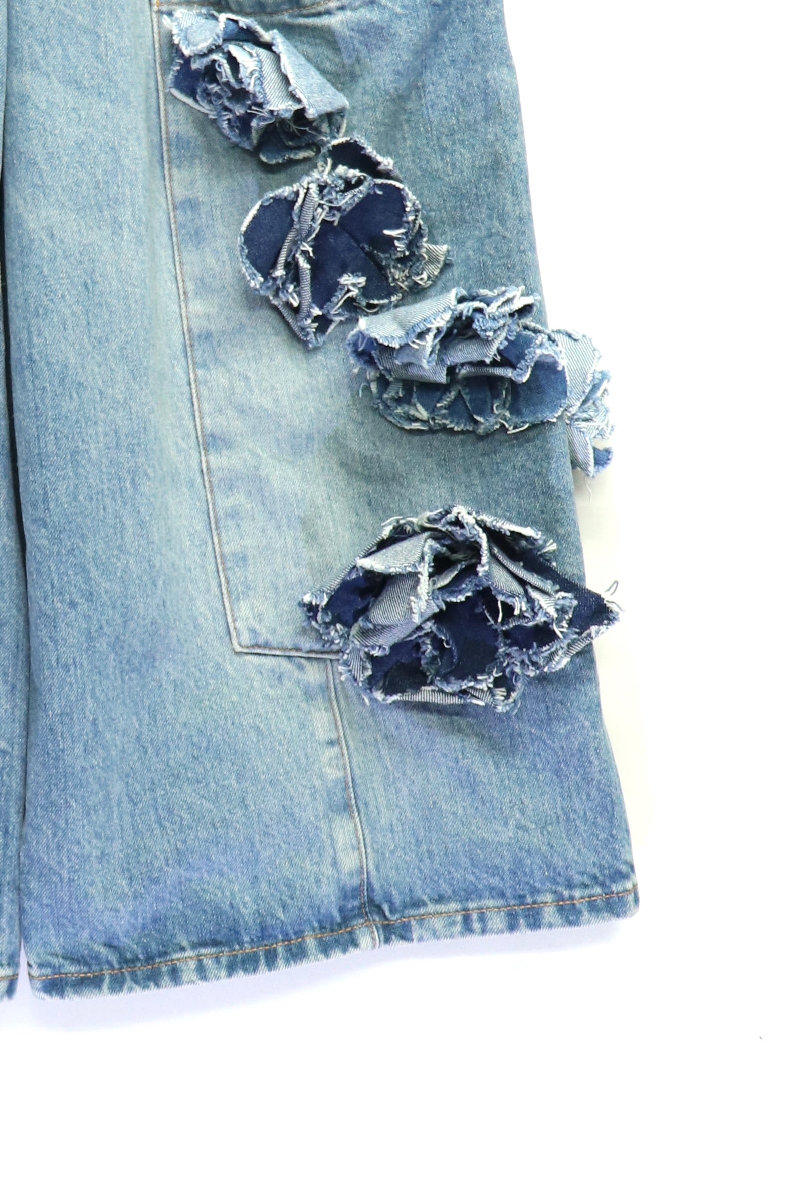 GANNI(ガニー)のFlower Denim Cropped Baggy Cargo Jeans MIDBLUESTOの