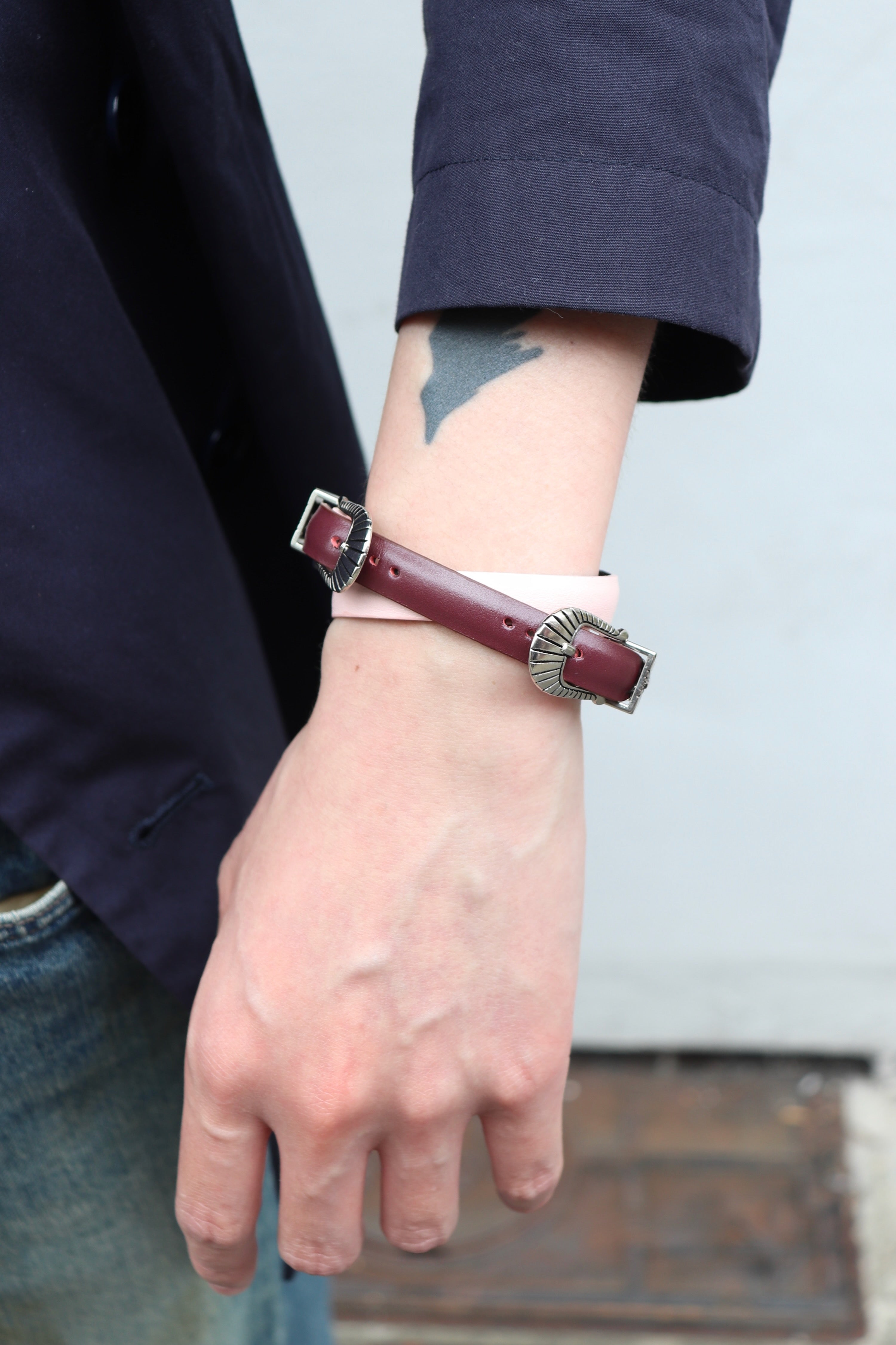 TOGA(トーガ)のDouble buckle leather bangle L.PINKの通販｜PALETTE