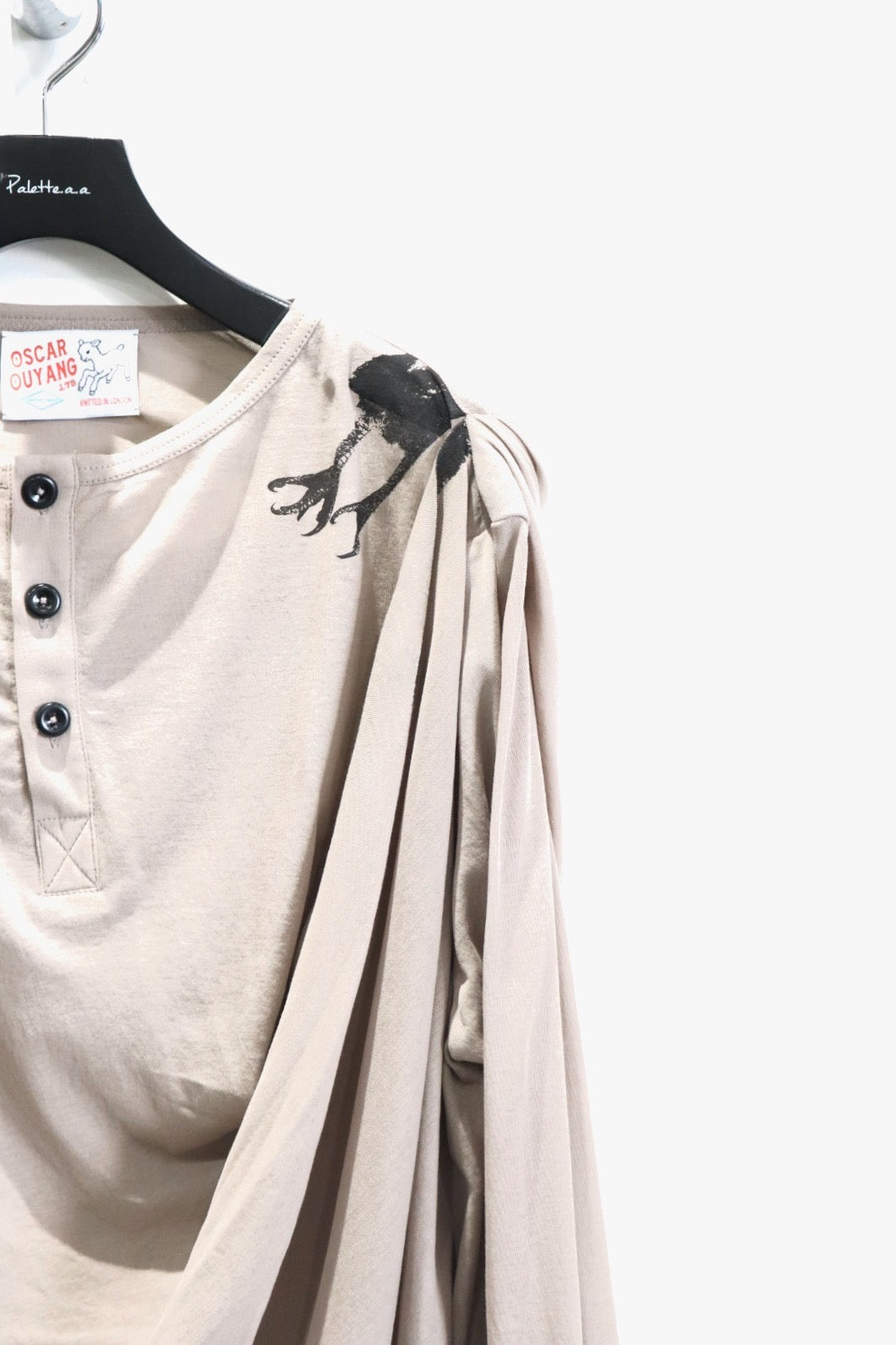 Oscar Ouyang(オスカー オウヤン)のCLAW DRAPE HENLEY LONG SLEEVE TEE