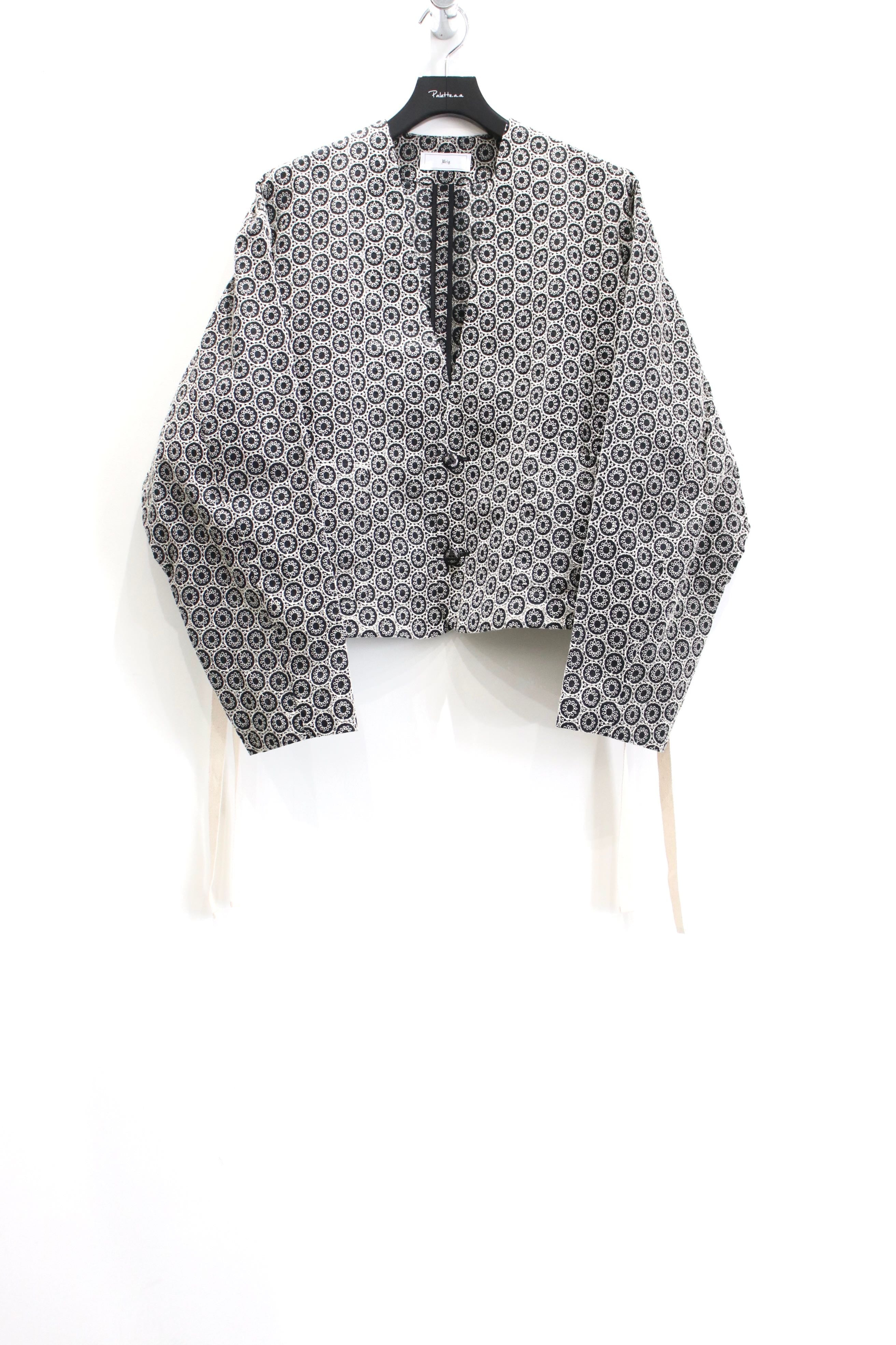 Urig(ウーリッヒ)のROUND EMB COLLARLESS SHORT JACKETの通販｜PALETTE