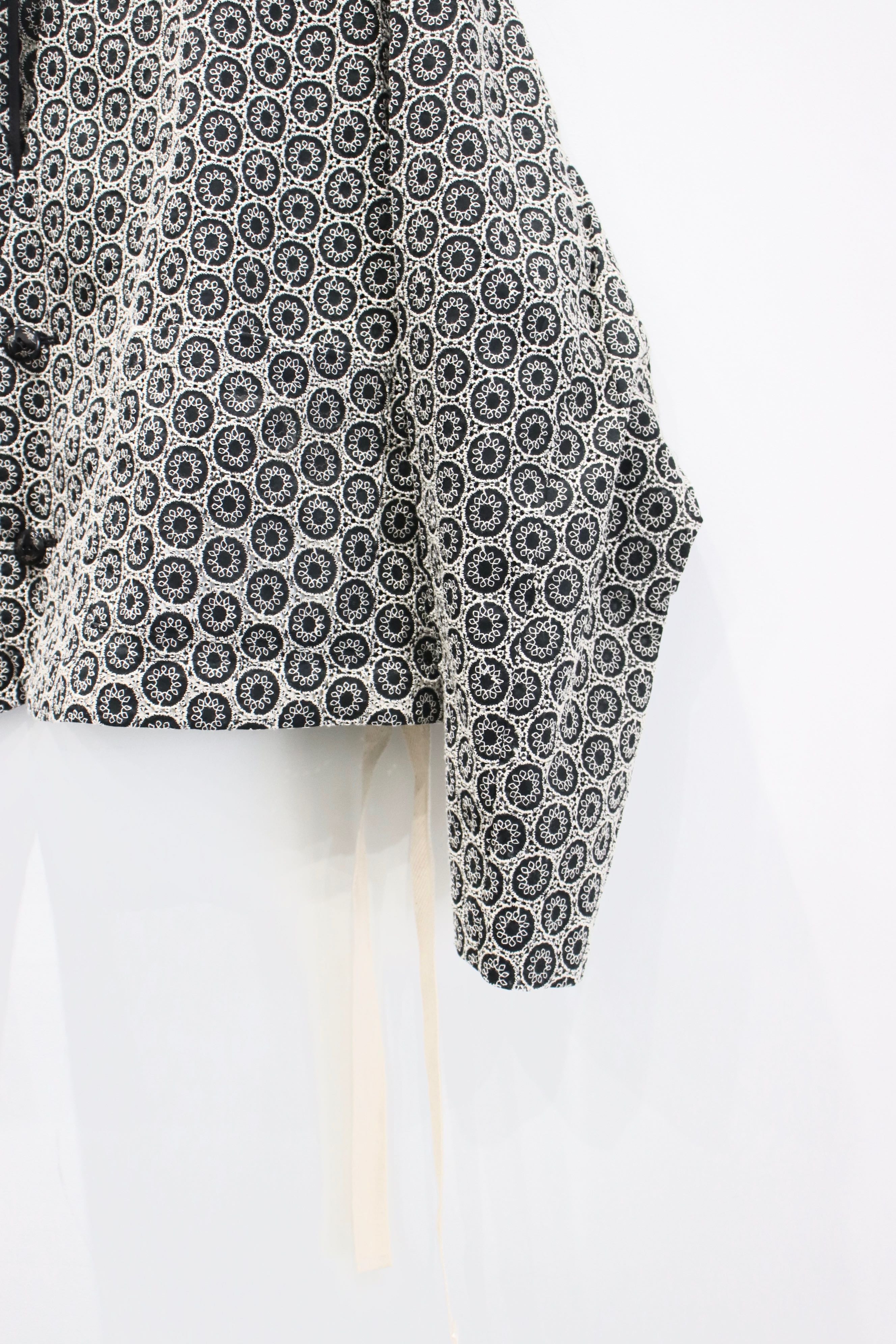 Urig(ウーリッヒ)のROUND EMB COLLARLESS SHORT JACKETの通販｜PALETTE