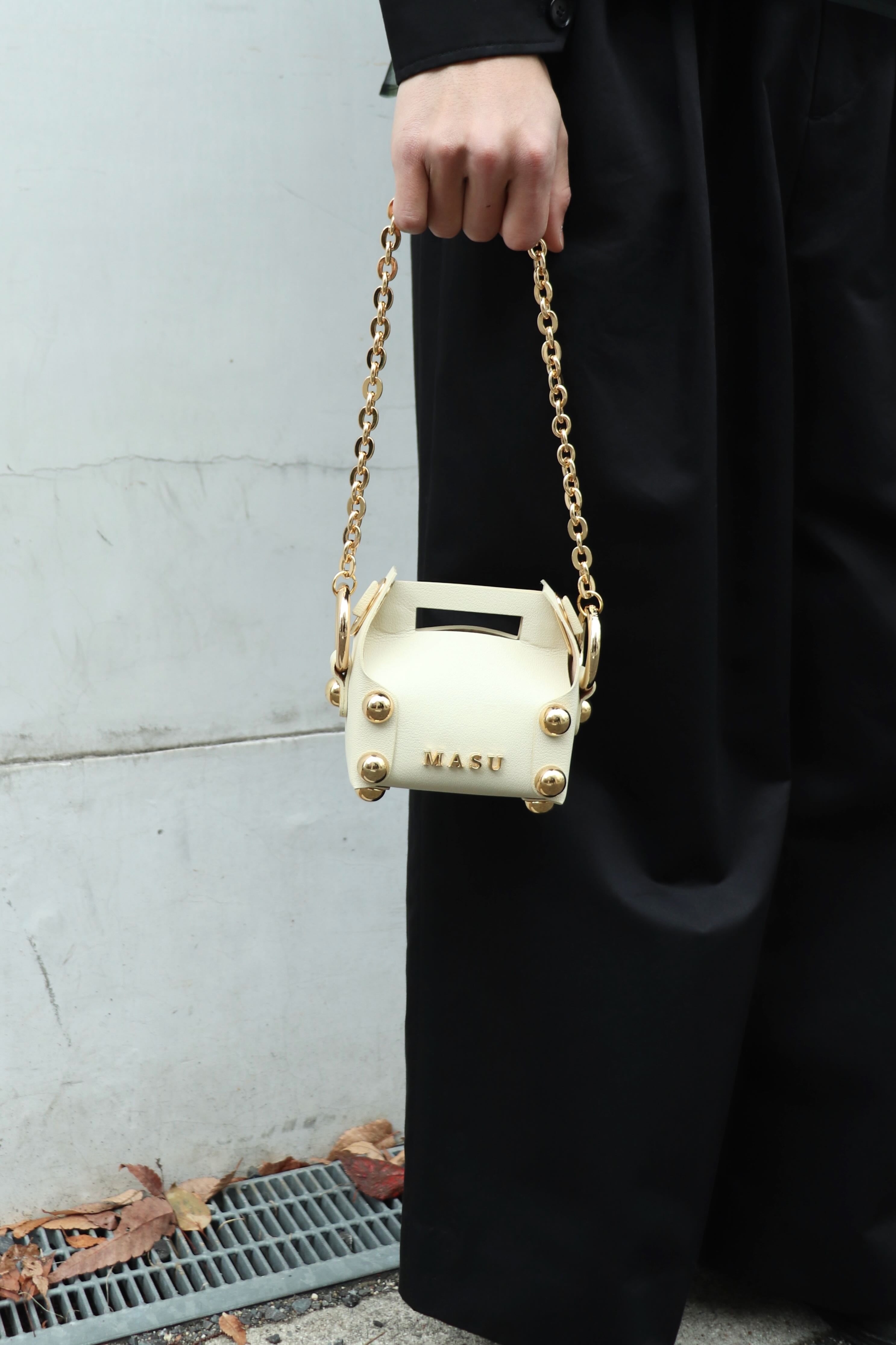 MASU(エムエーエスユー)のLEATHER CAKE BAG PETIT CREAM(バッグ)の通販