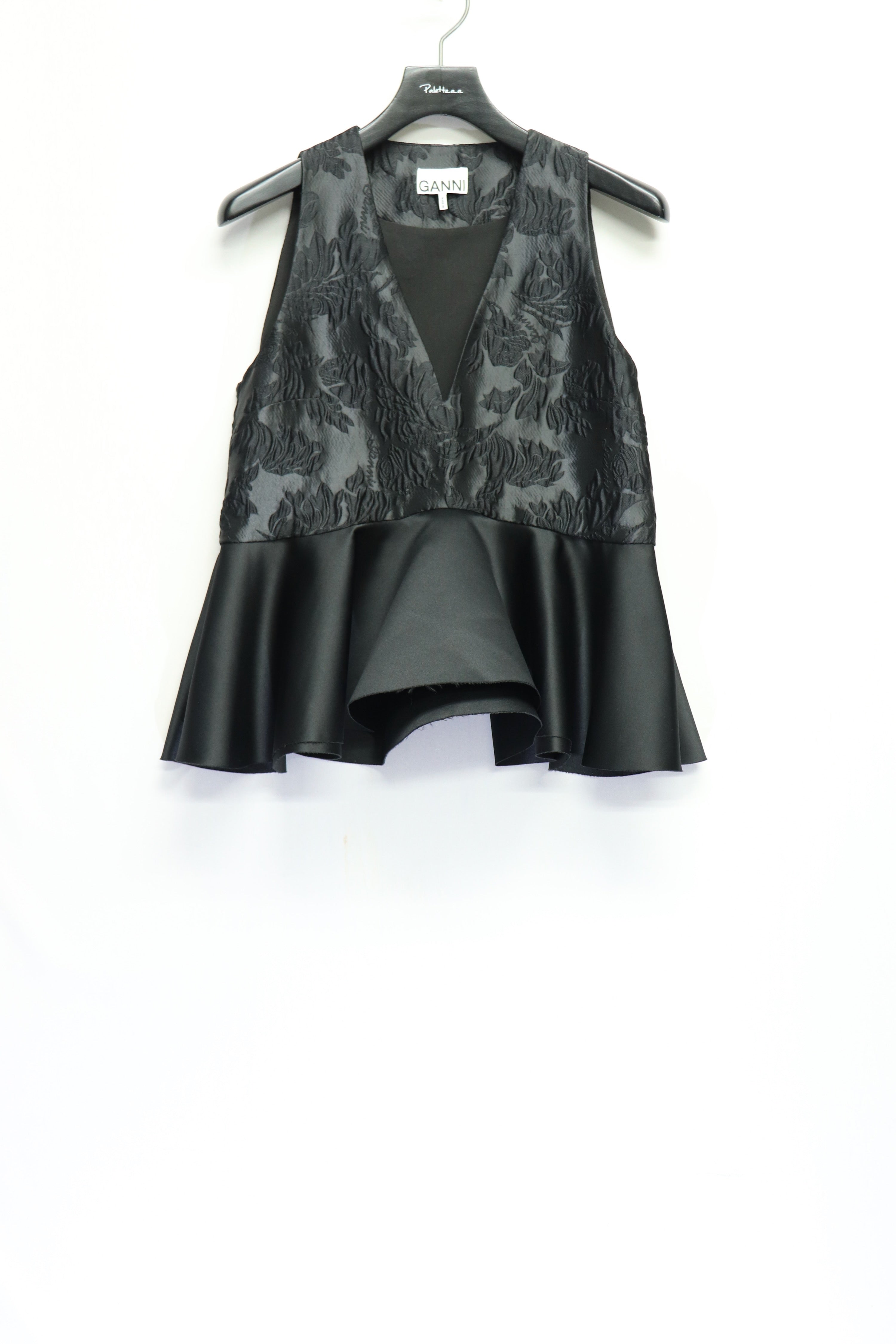 GANNI(ガニー)のSatin Cloque Sleeveless Peplum Blouseの通販 