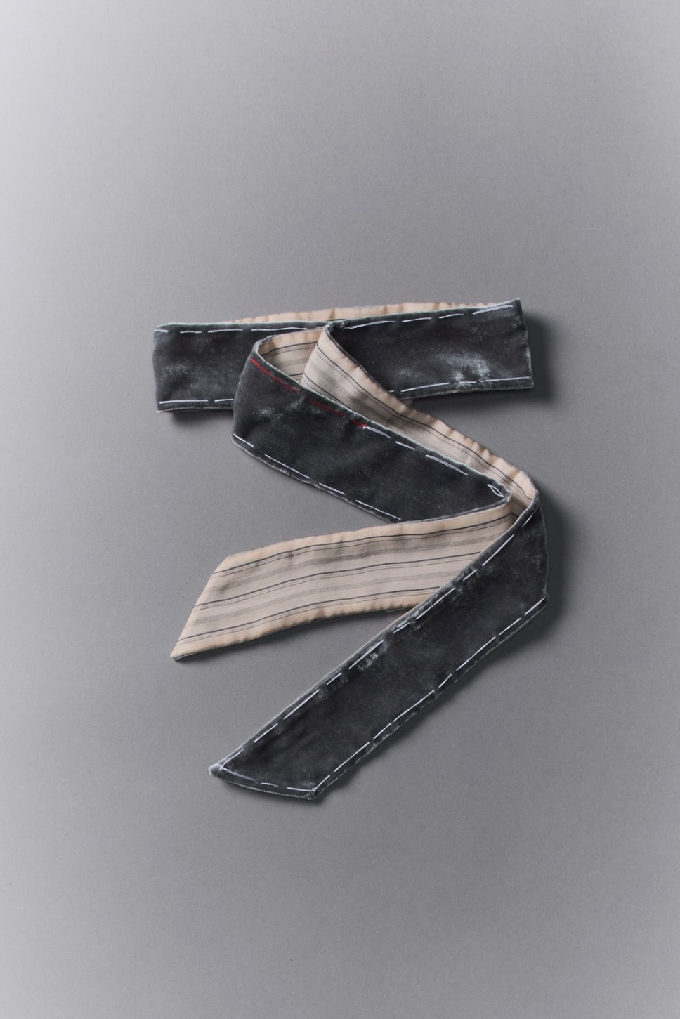 MASU(エムエーエスユー)のUNEVEN VELVET SCARF CHARCOAL(スカーフ)の