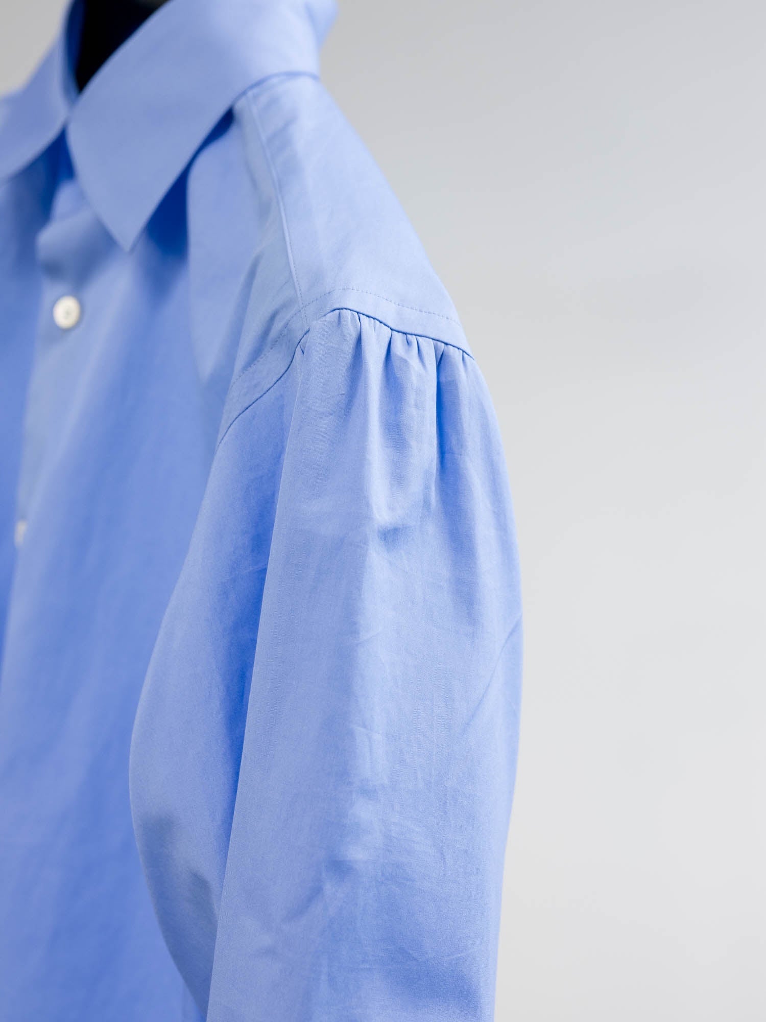 SOSHIOTSUKI(ソウシオオツキ)のMANICA CAMICIA DRESS SHIRT SAXEの通販