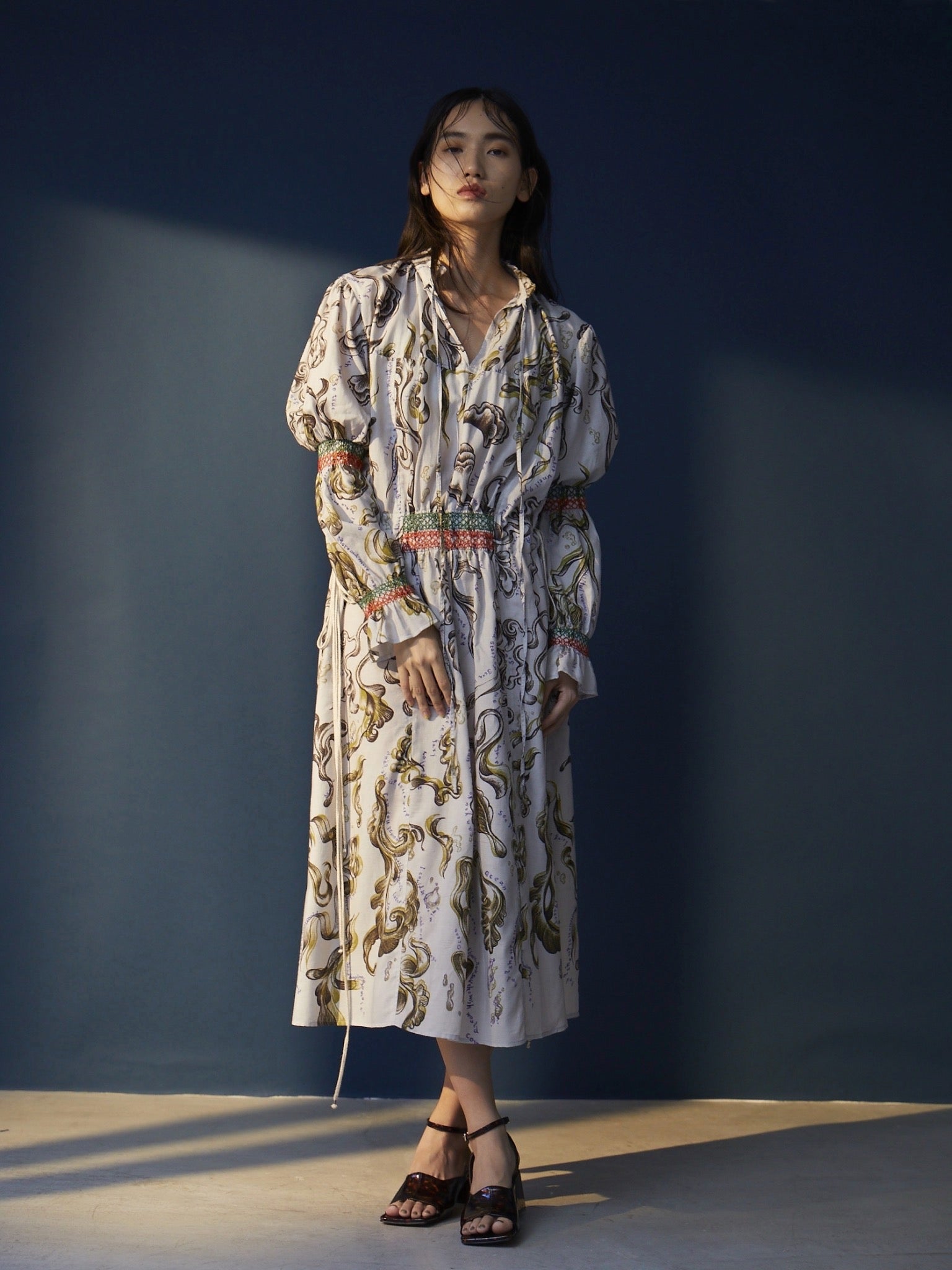 tiit tokyo(ティートトウキョウ)のater print smocking dressの通販