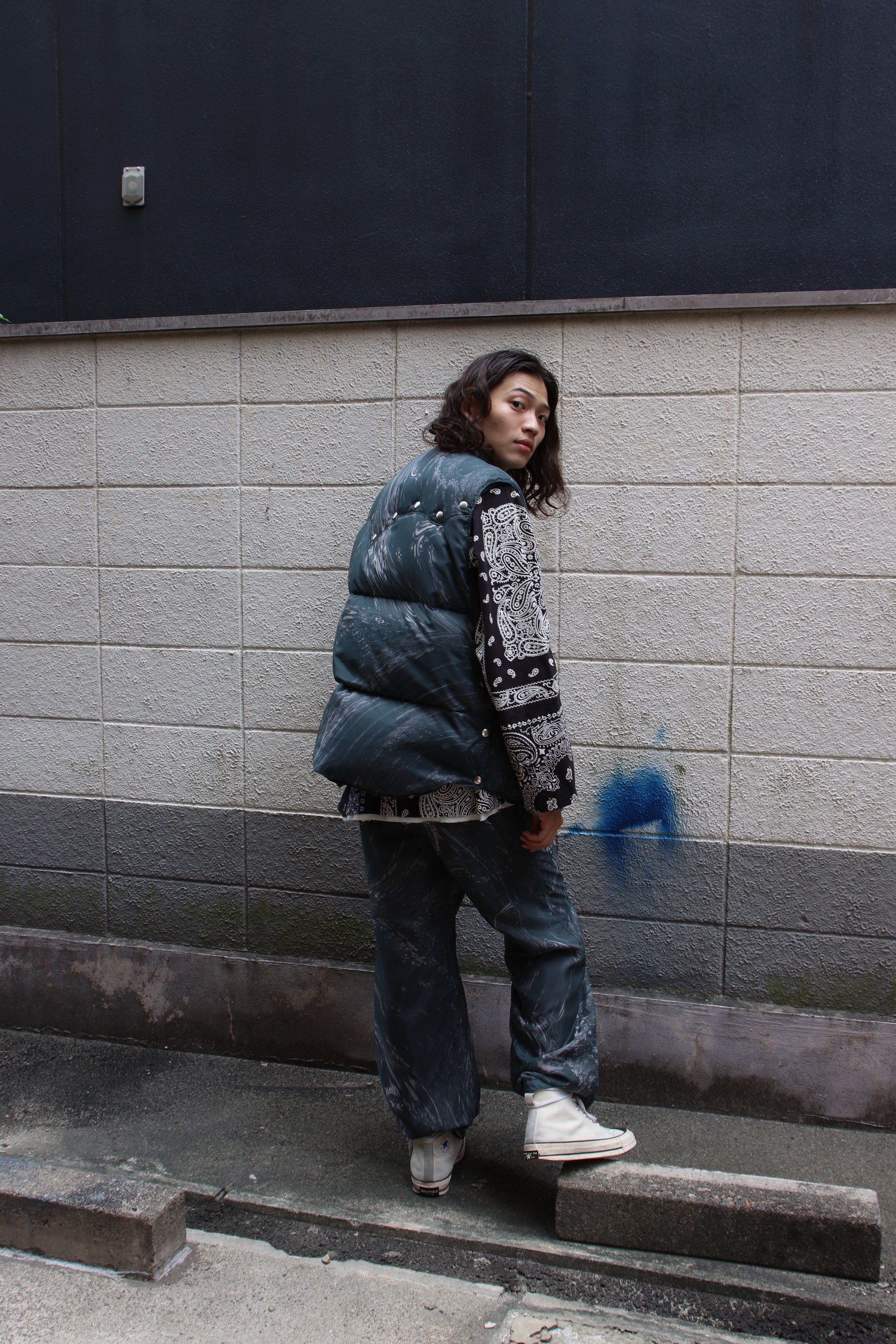 MASU(エムエーエスユー)のMARBLE BANDANA PUFFER VEST