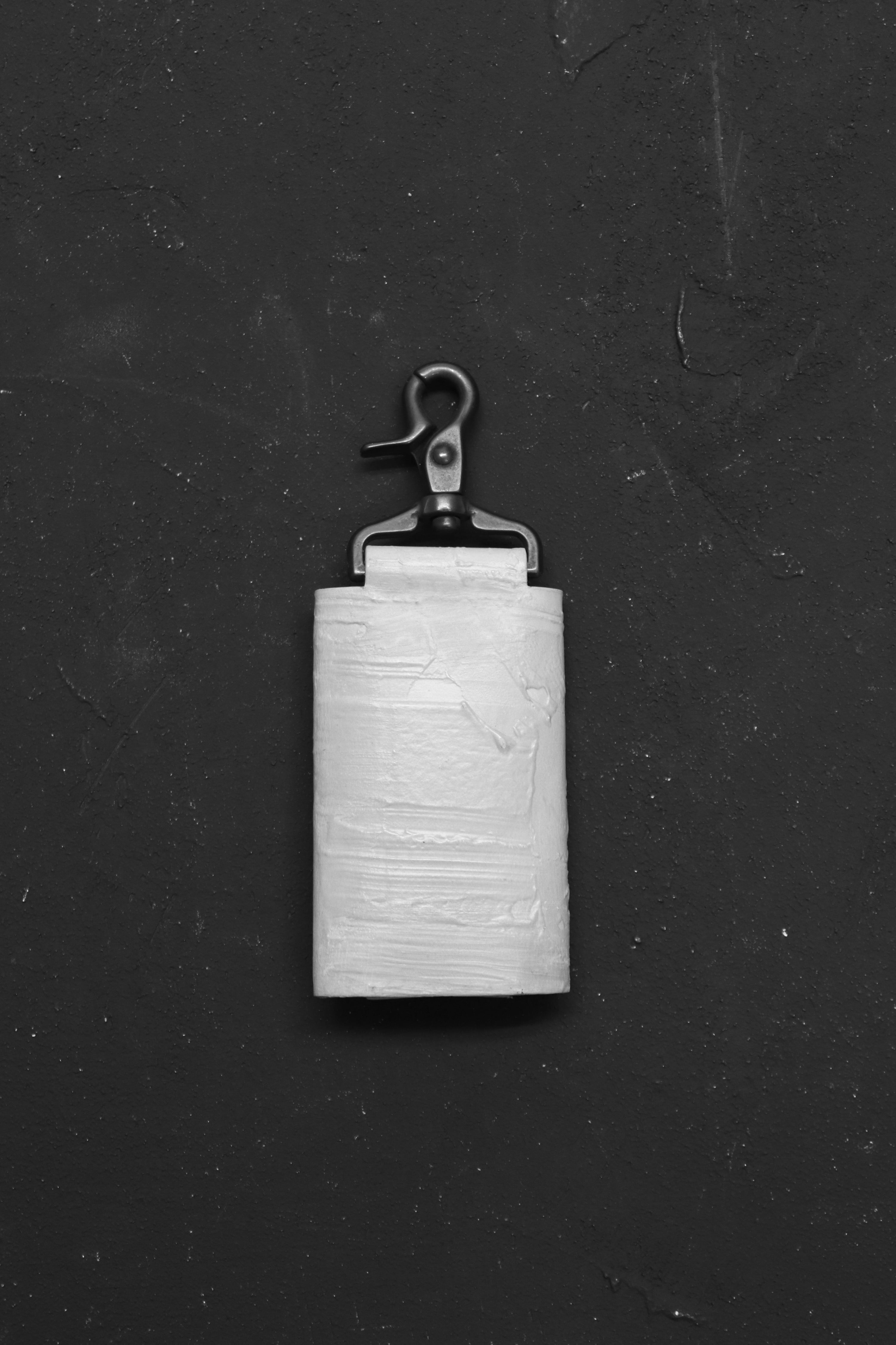 カガリユウスケ(KAGARI YUSUKE)の灰壁の吊るすキーケースの通販