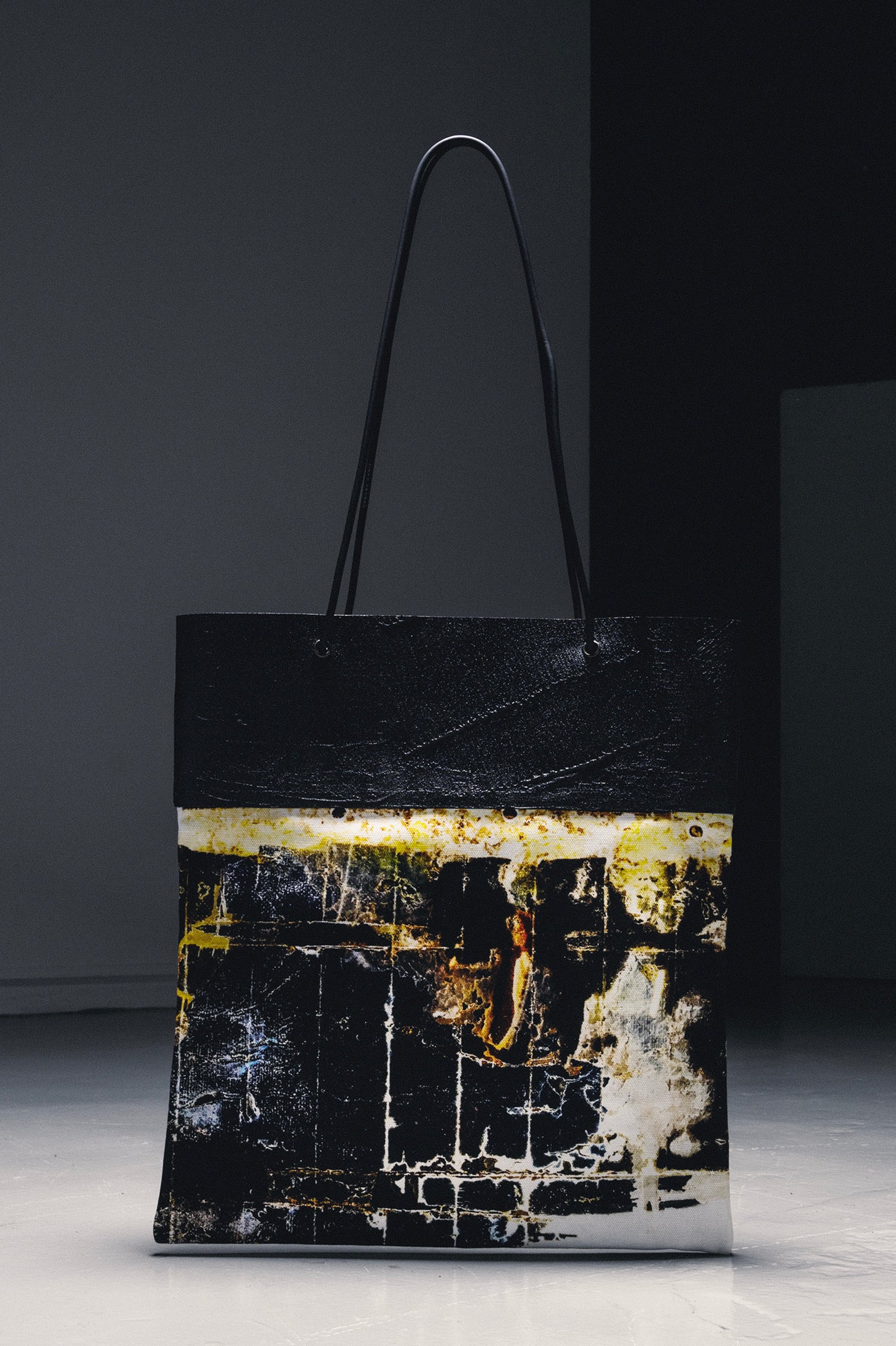 カガリユウスケ(KAGARI YUSUKE)の壁布トートバッグ(ユシマ)の