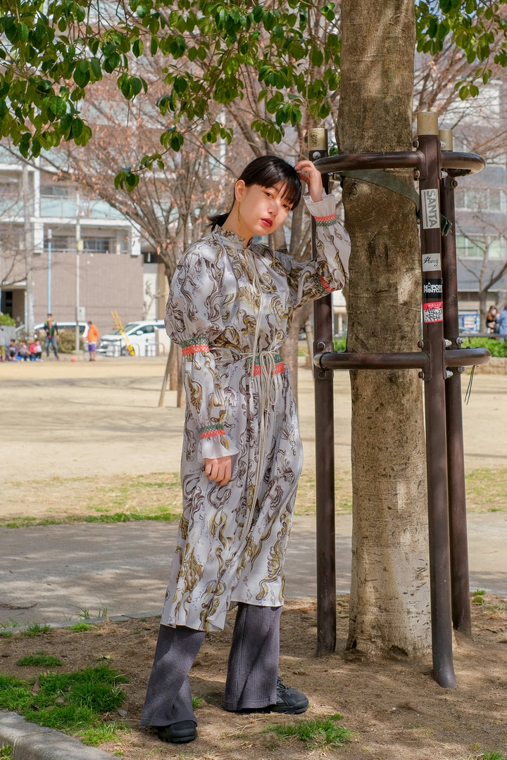tiit tokyoの21SSのater print smocking dressを使用したスタイリング画像