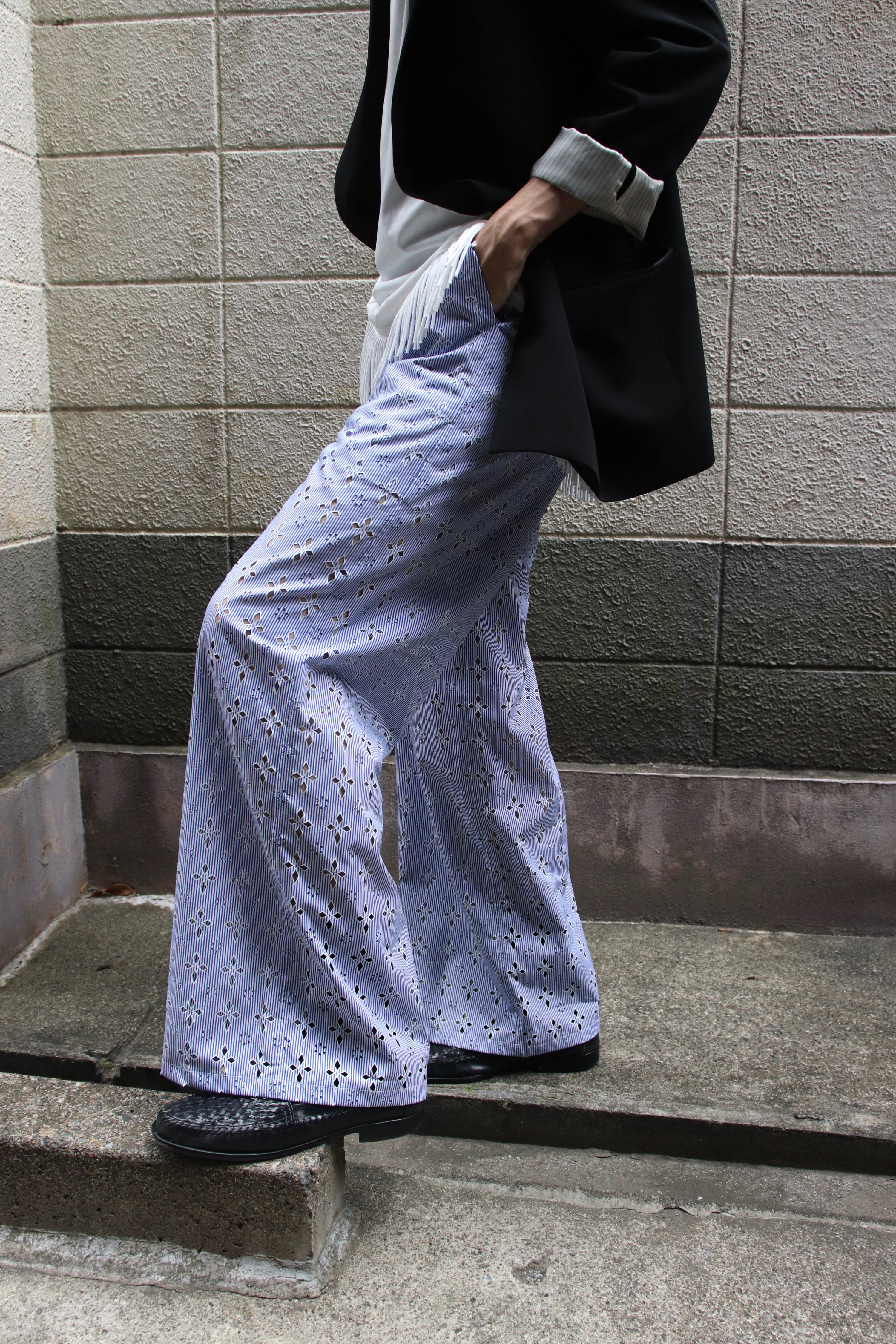With cool pants. – PALETTE art alive ONLINE STORE
