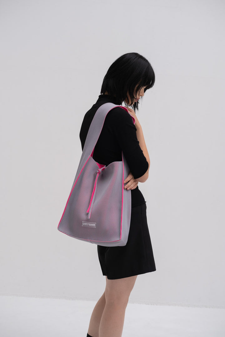 LASTFRAME KASANE REVERSIBLE TASUKI TOTE LARGE(GRAY × NEON PINK)