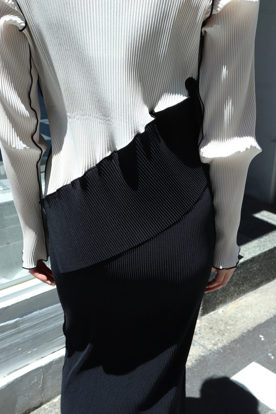 kotohayokozawa  SPIRAL WAVE LONG SLEEVE DRESS HIGH NECK(BLACK)