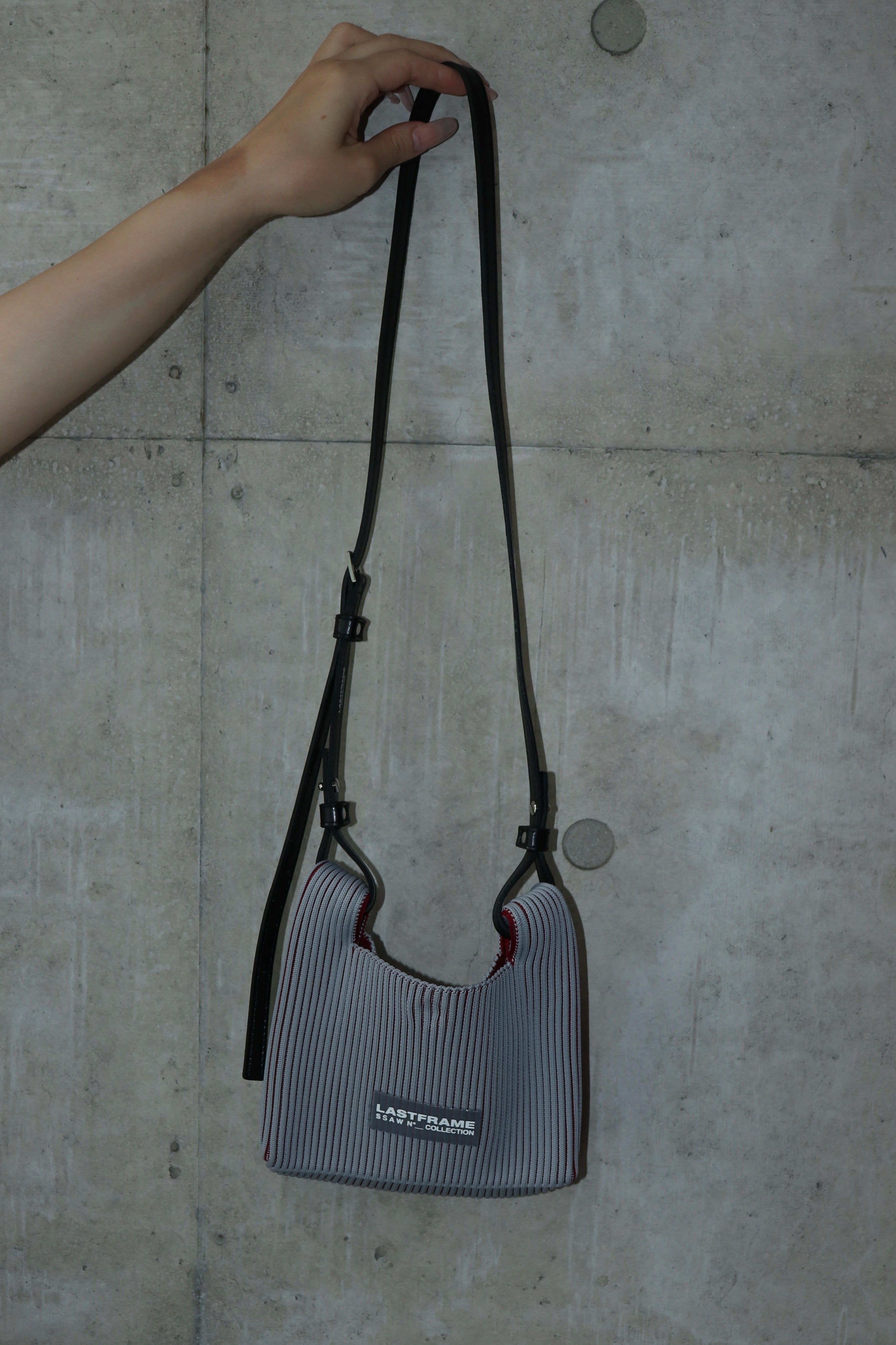 LAST FRAME ショルダーバッグ GRAY × BURGUNDY LASTFRAME(ラストフレーム)のWRAP BAG MINI STRAP GRAY BURGUNDYの通販