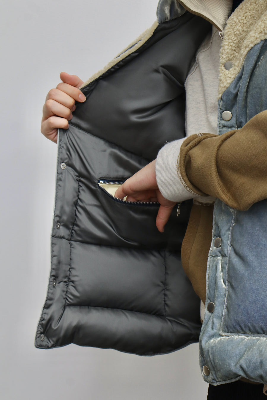 MASU(エムエーエスユー)のVELVET MOUNTAIN DOWN VEST DUSTY BLUEの通販