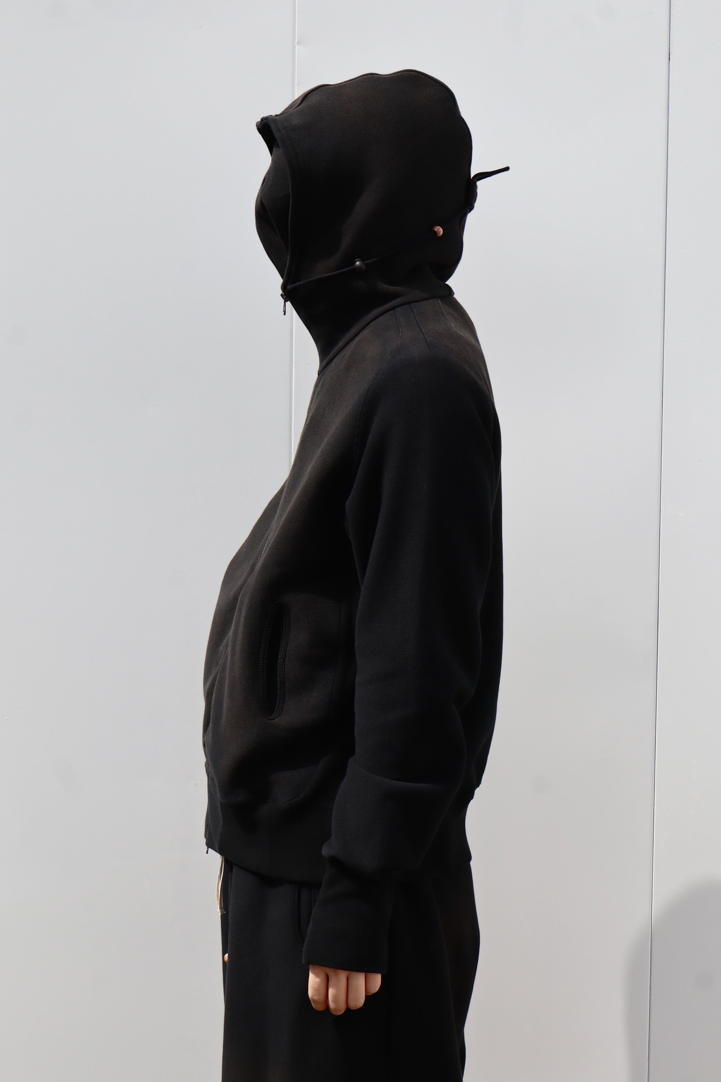 JIAN YE(ジェンイェ)のGUAI MASK HOOD BLACK(フーディー)の通販