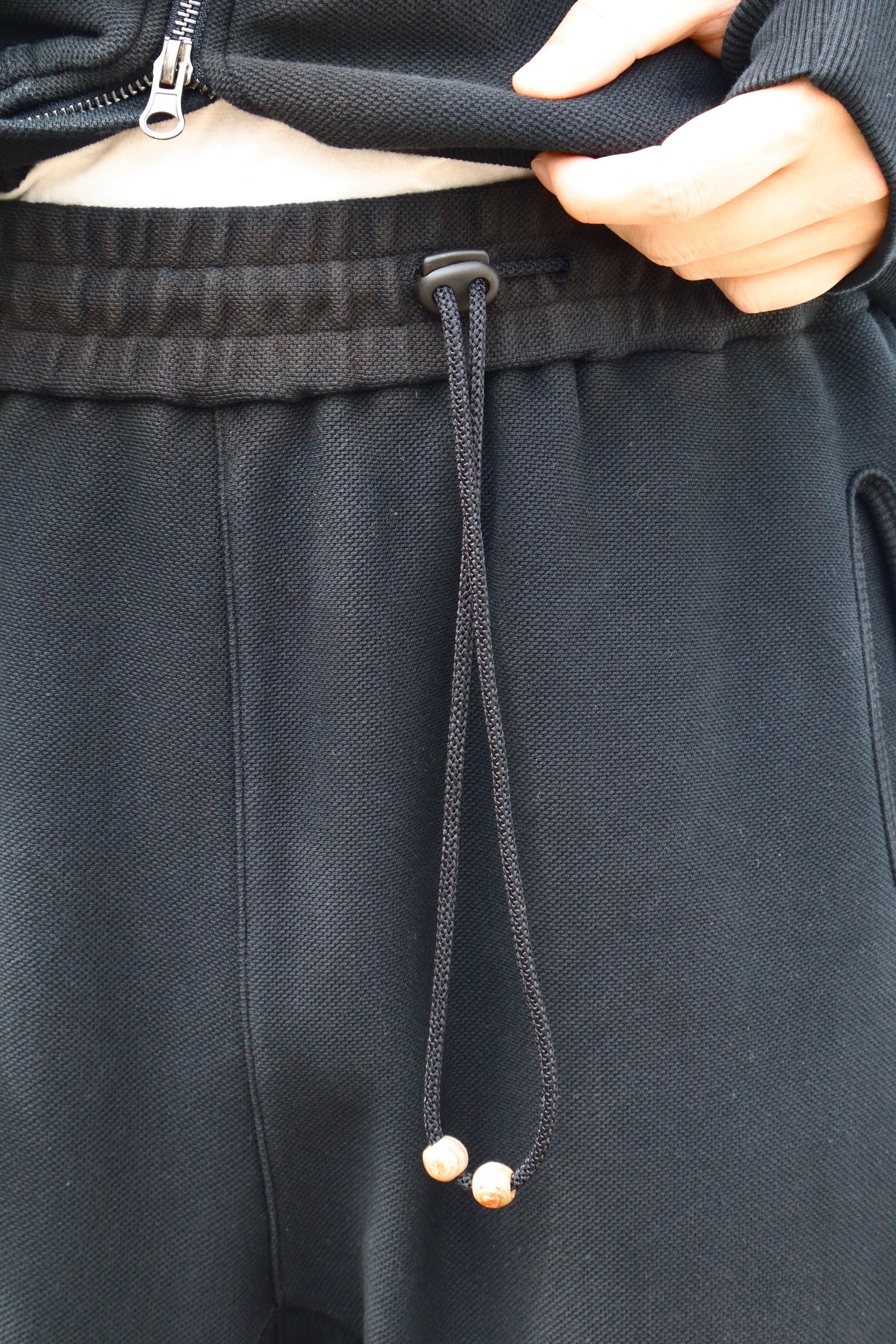 JIAN YE(ジェンイェ)のGUAI SWEAT PANTS BLACK(パンツ)の通販｜PALETTE