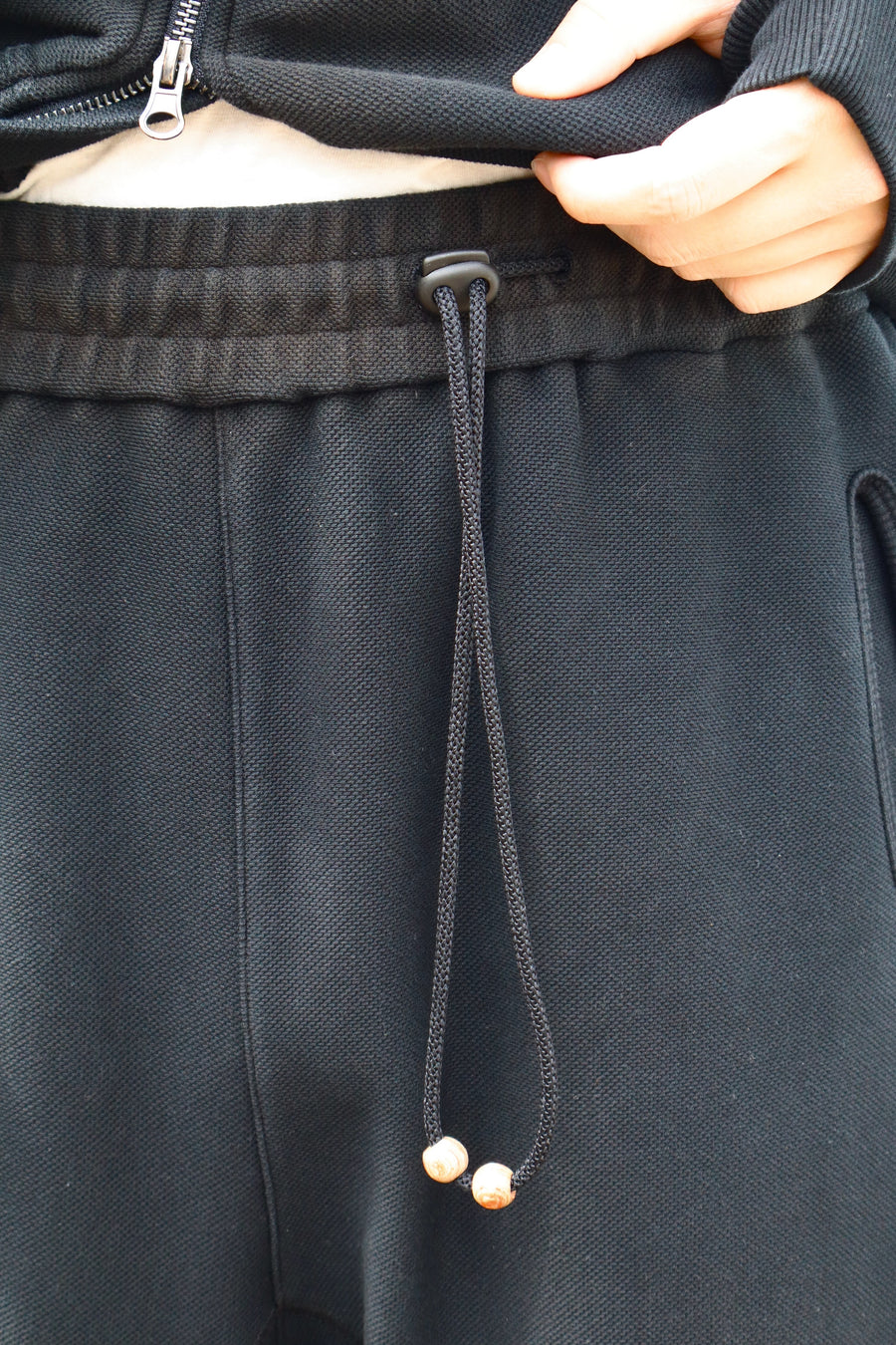 JIAN YE(ジェンイェ)のGUAI SWEAT PANTS BLACK(パンツ)の通販｜PALETTE