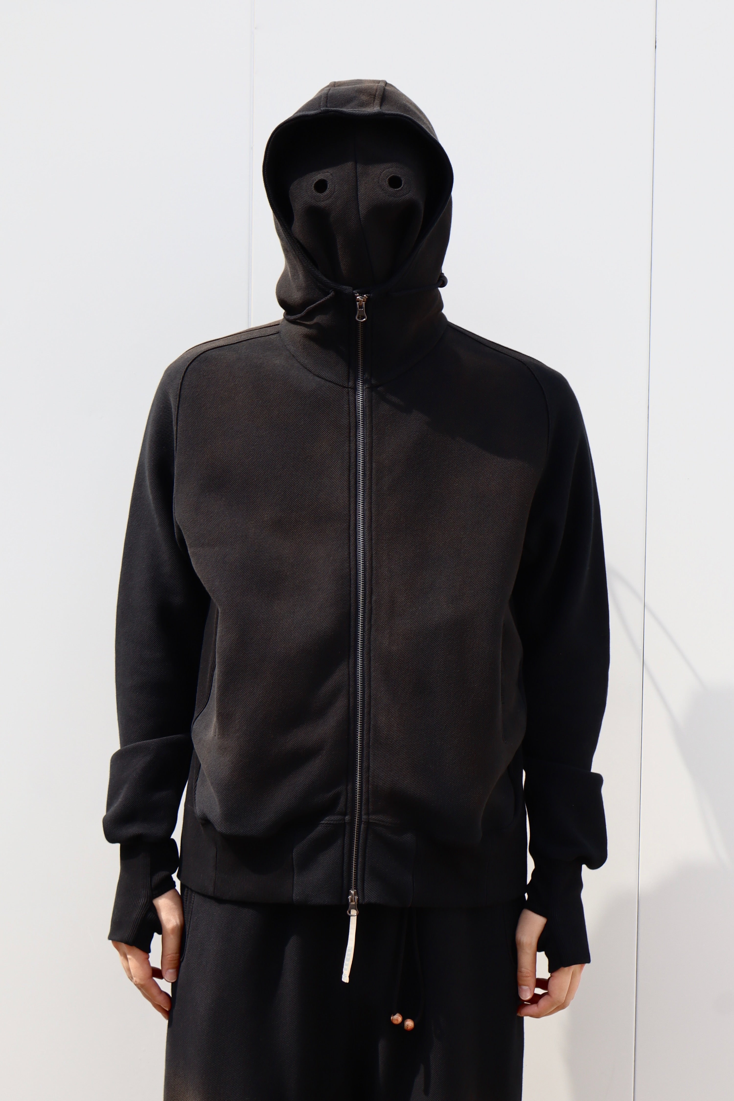 JIAN YE(ジェンイェ)のGUAI MASK HOOD BLACK(フーディー)の通販
