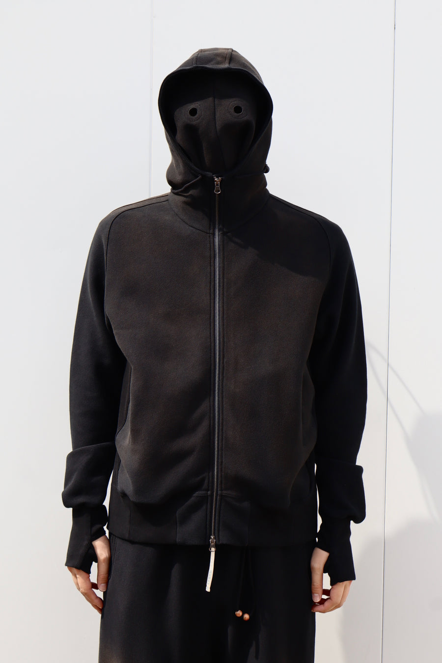 JIAN YE(ジェンイェ)のGUAI MASK HOOD BLACK(フーディー)の通販