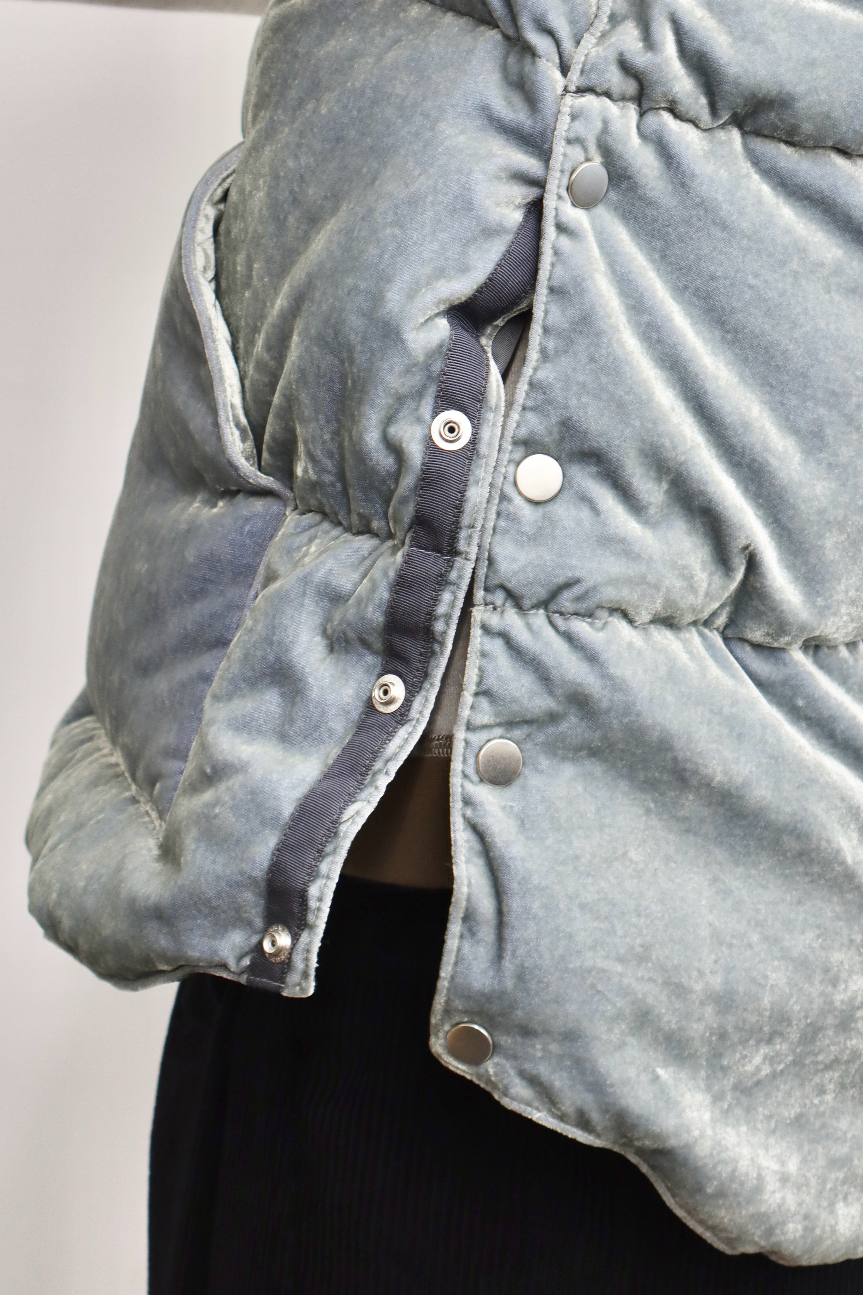 MASU(エムエーエスユー)のVELVET MOUNTAIN DOWN VEST DUSTY BLUEの通販
