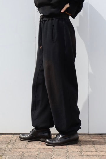 JIAN YE(ジェンイェ)のGUAI SWEAT PANTS BLACK(パンツ)の通販｜PALETTE