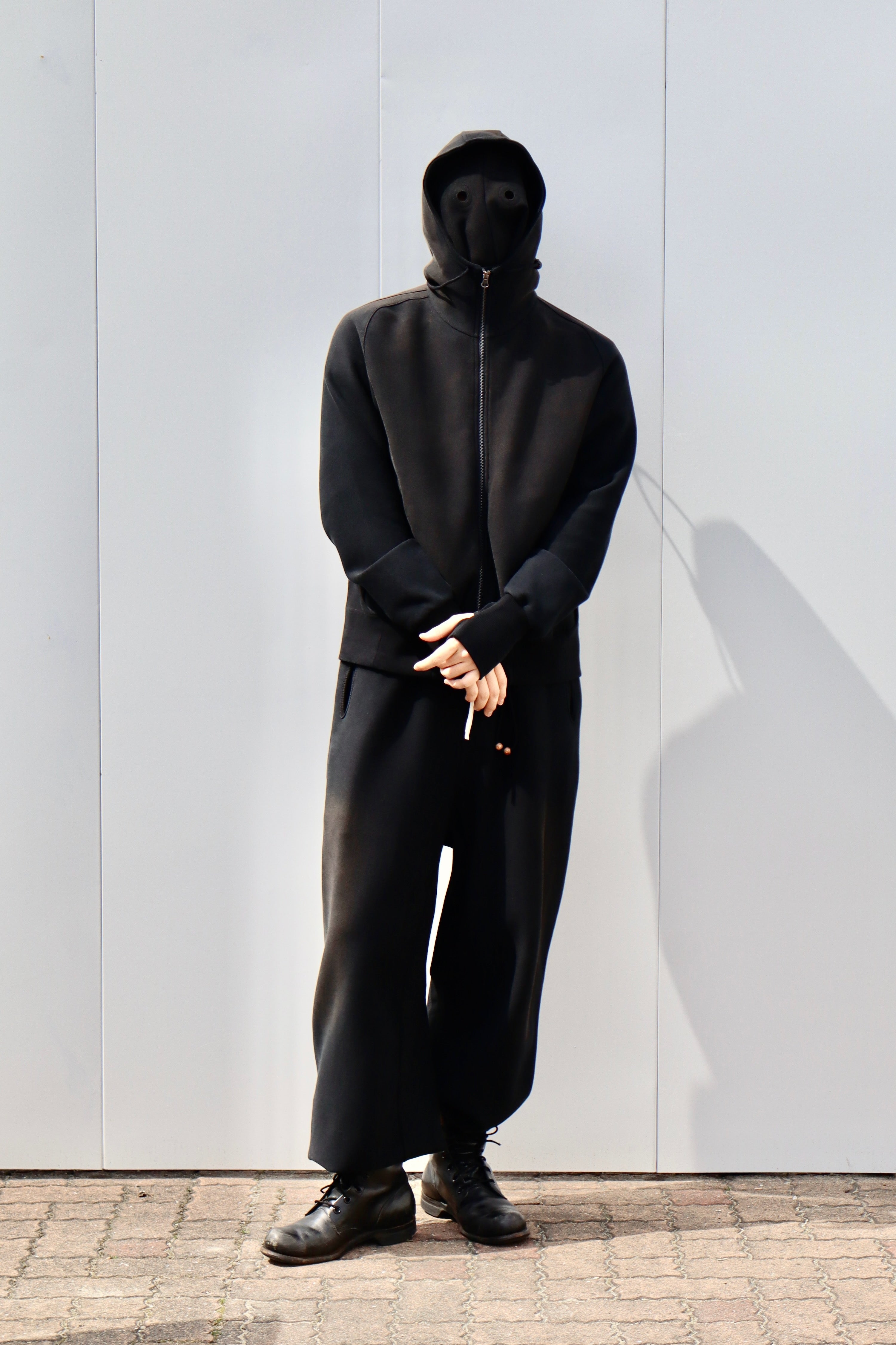 JIAN YE(ジェンイェ)のGUAI MASK HOOD BLACK(フーディー)の通販