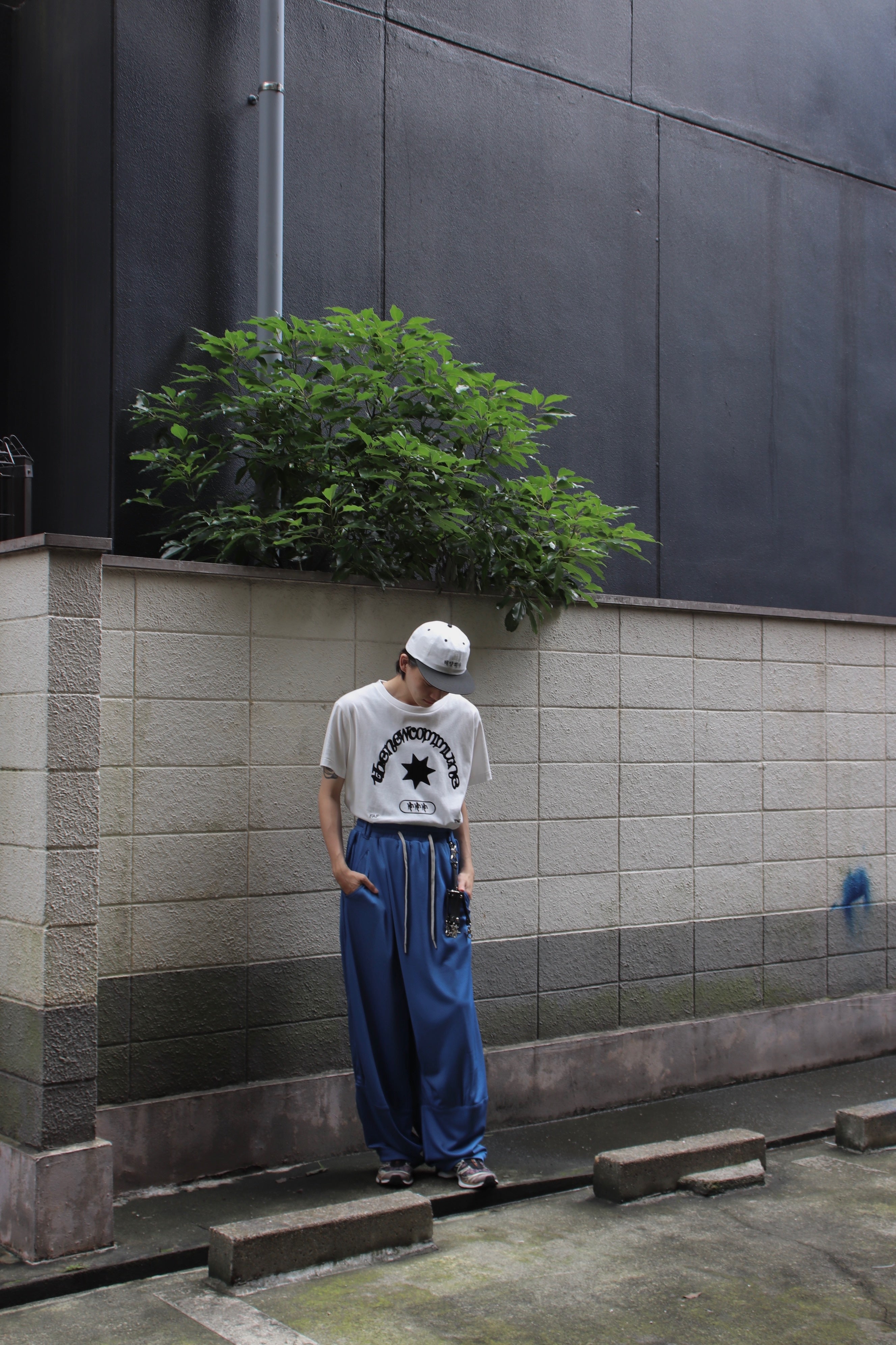 NAMESAKE(ネイムセイク)のLAMAR CARROT WIDE TROUSERS CYBER BLUEの通販｜PALETTE art  aliveのオンラインショップ – PALETTE art alive ONLINE STORE