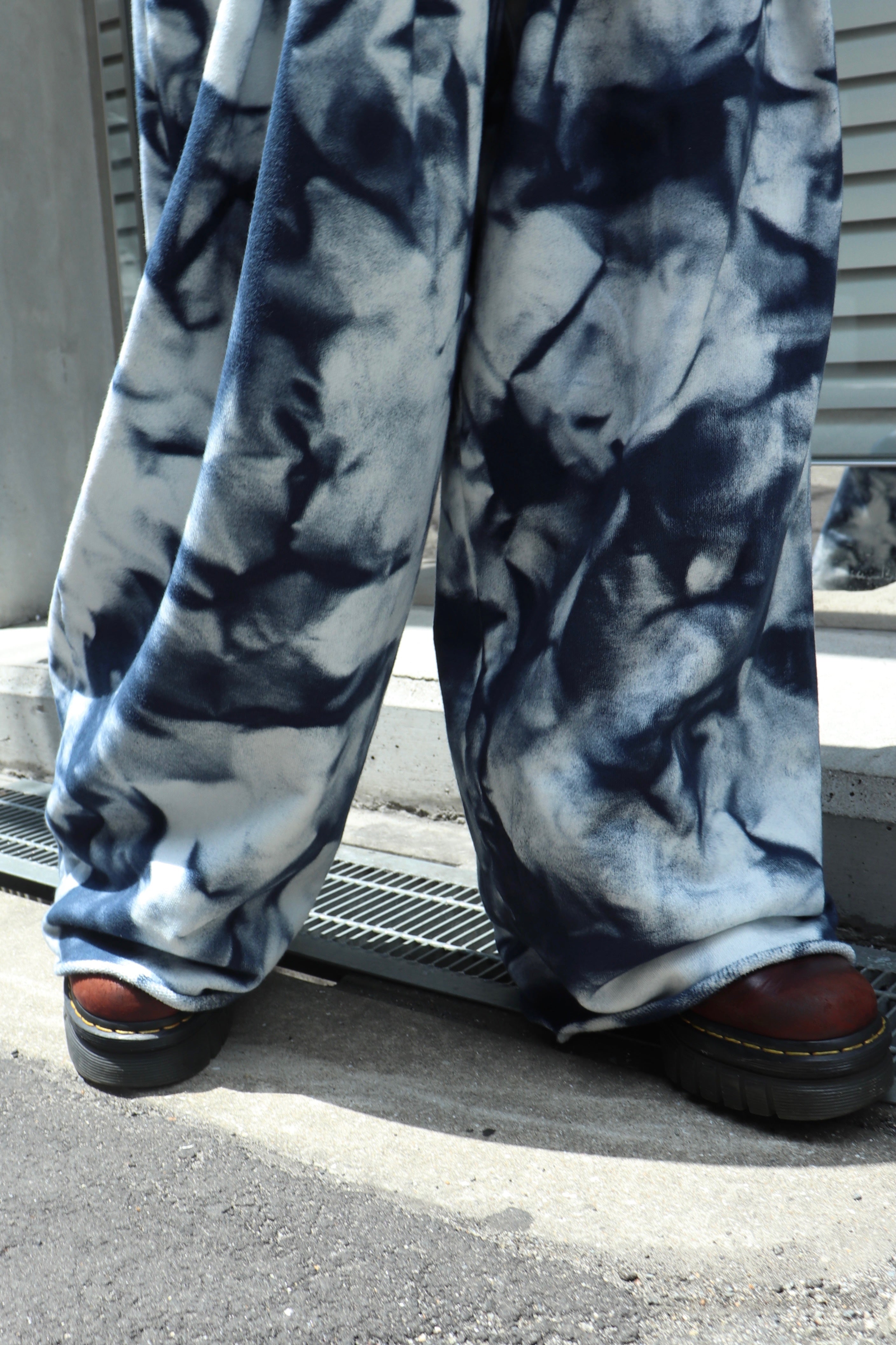 SHINYAKOZUKA(シンヤコヅカ)のOVERDYED HOME BAGGY WHITE NAVYの