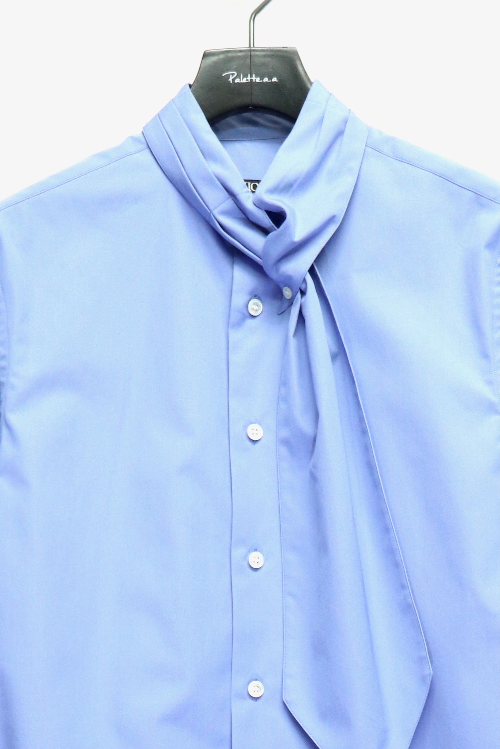 SOSHIOTSUKI(ソウシオオツキ)のASCOT TIE COLLAR SHIRT SAXEの通販