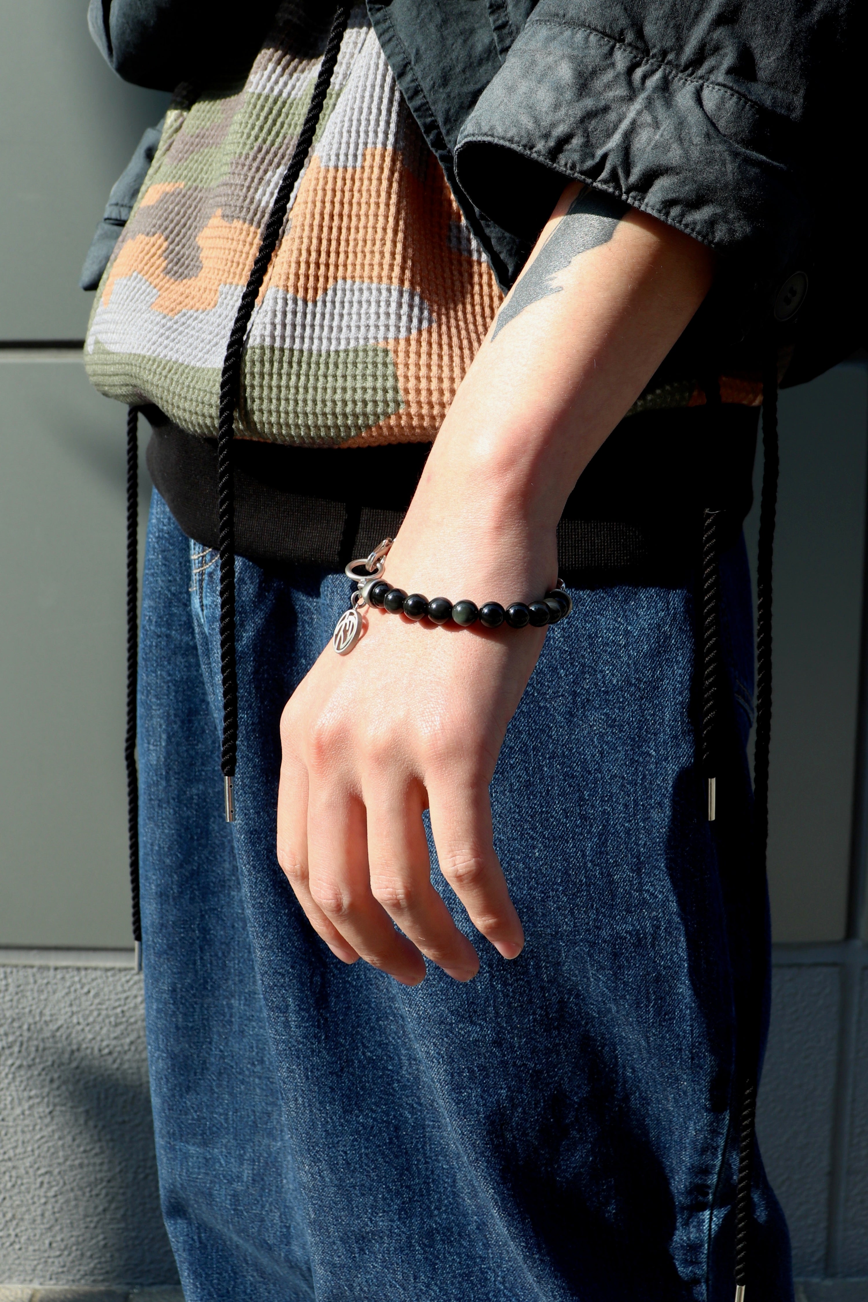 SOSHIOTSUKI(ソウシオオツキ)のHALF JUZU BRACELET BLACK SILVERの通販