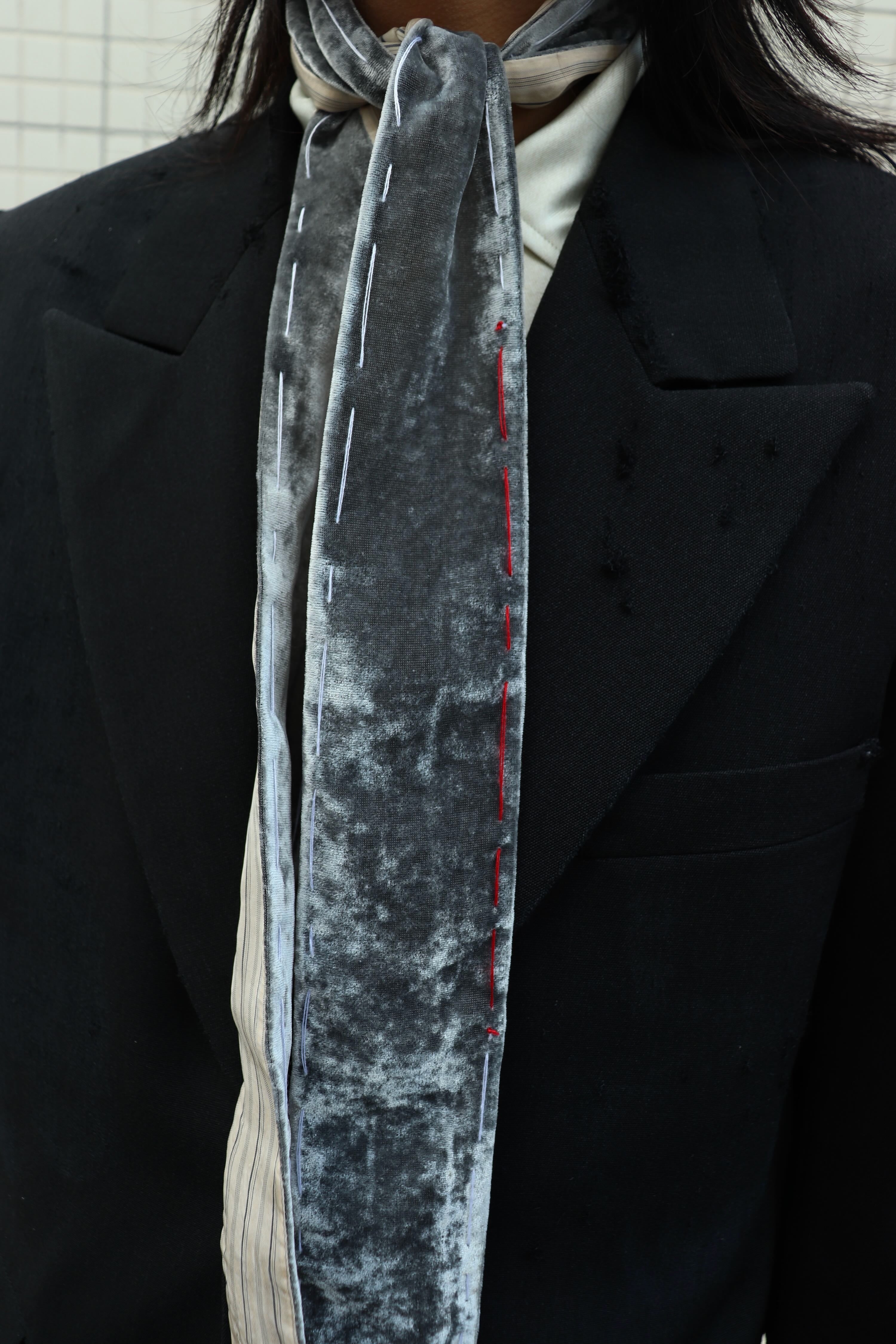 MASU(エムエーエスユー)のUNEVEN VELVET SCARF CHARCOAL(スカーフ)の