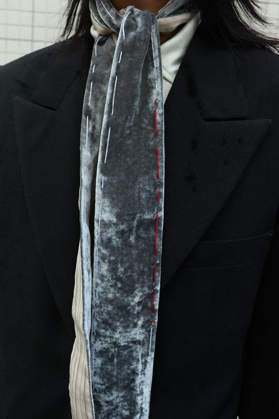 MASU(エムエーエスユー)のUNEVEN VELVET SCARF CHARCOAL(スカーフ)の