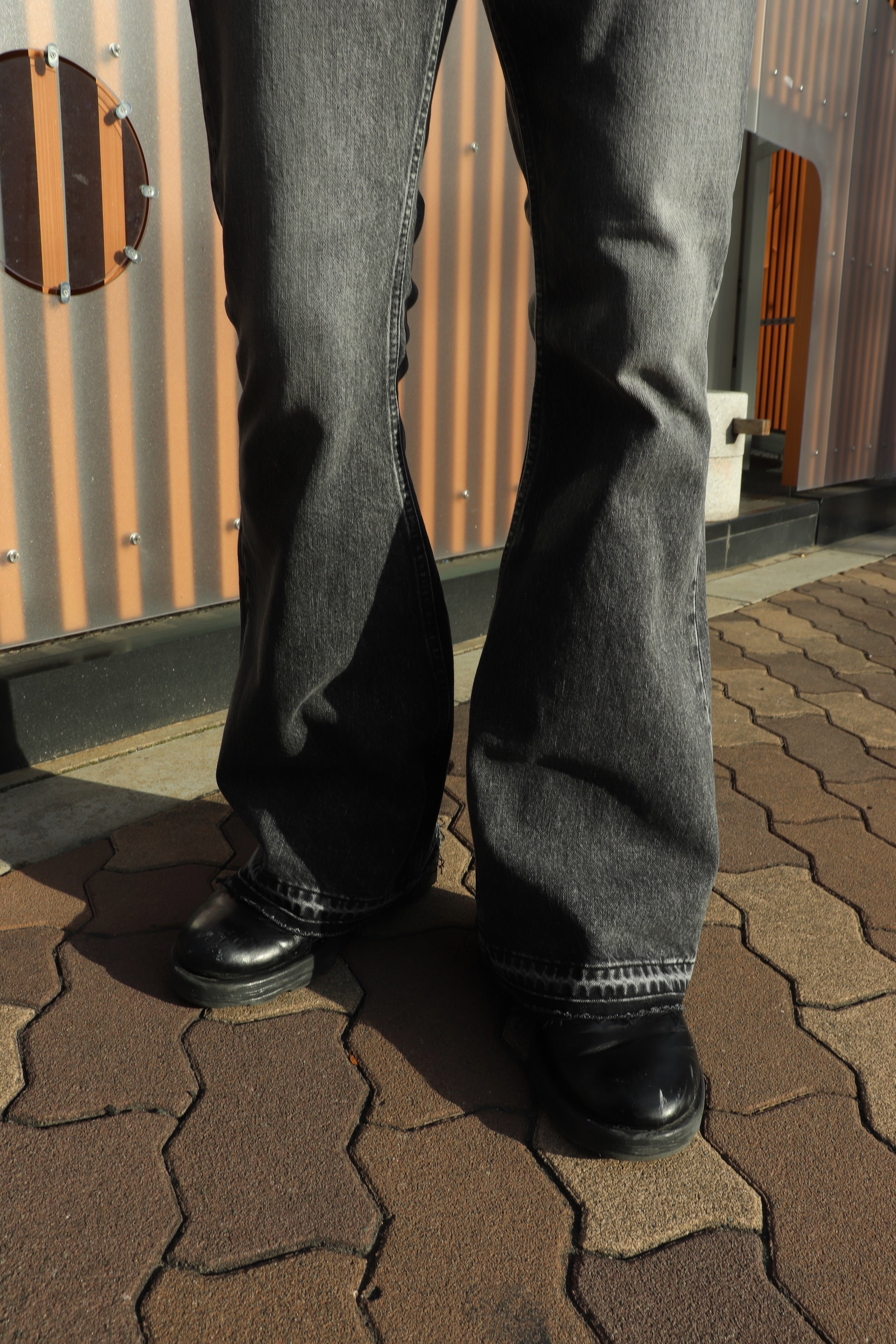 MASU(エムエーエスユー)の“MASU BOYS” EMBLEM BELL-BUTTOM JEANS BLACK