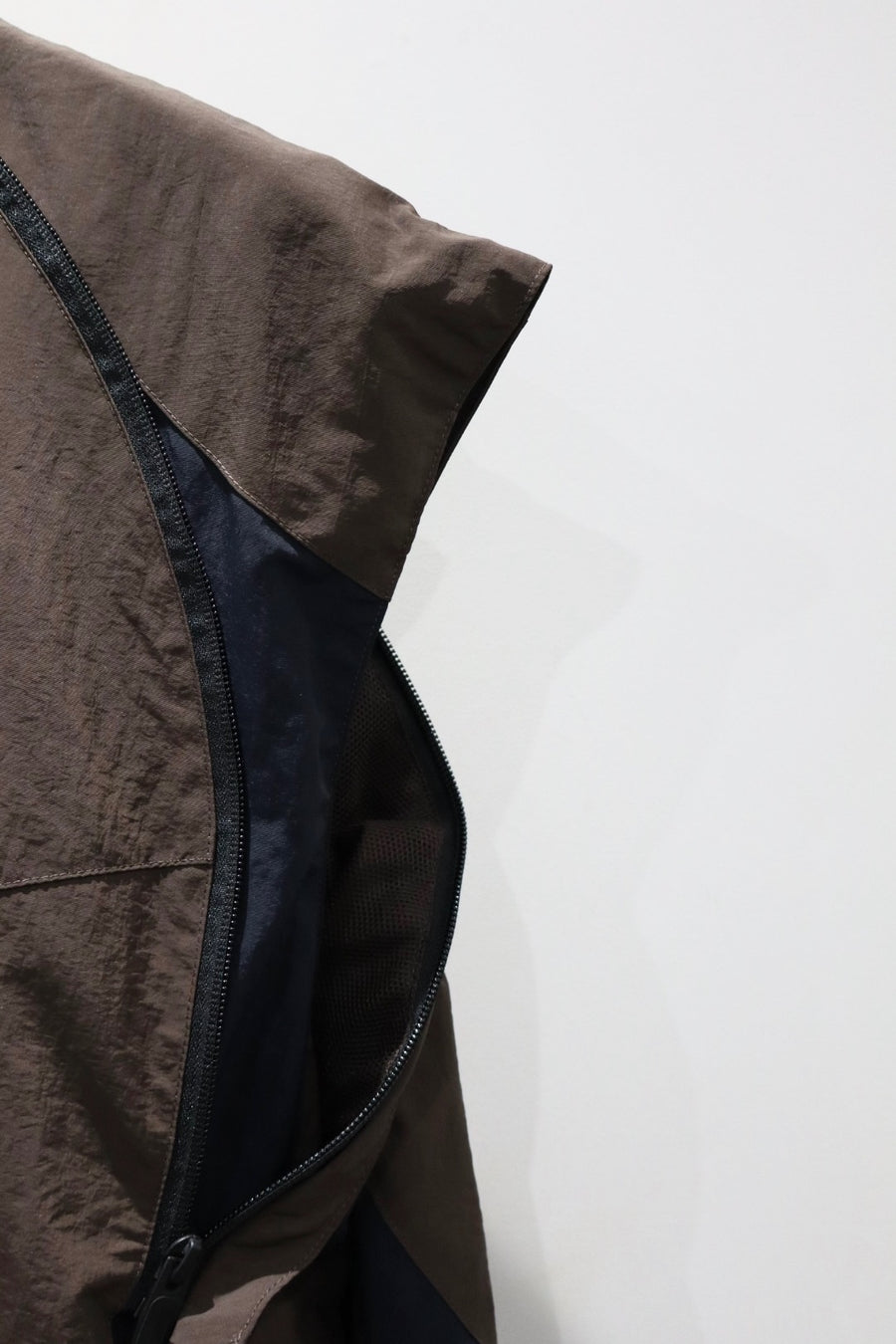 NAMESAKE  LINEAGE WINDBREAKER(SOIL BROWN)