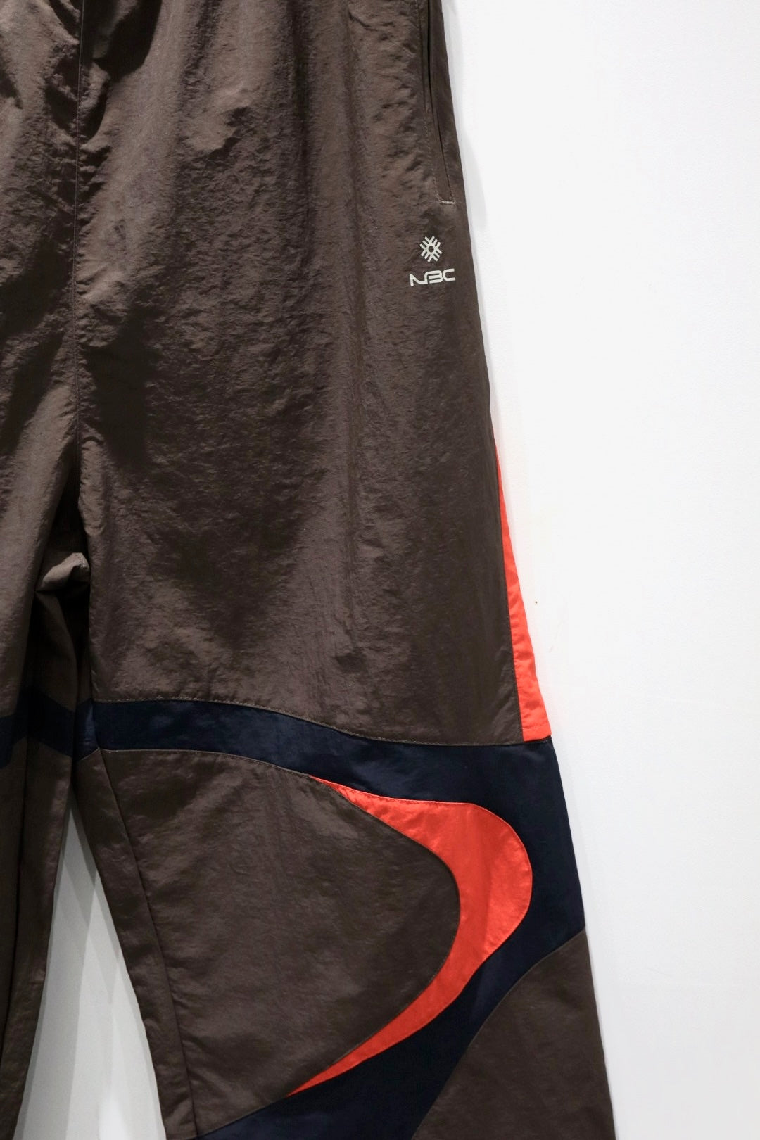 NAMESAKE(ネイムセイク)のLINEAGE WARMUP PANTS SOIL BROWNの通販
