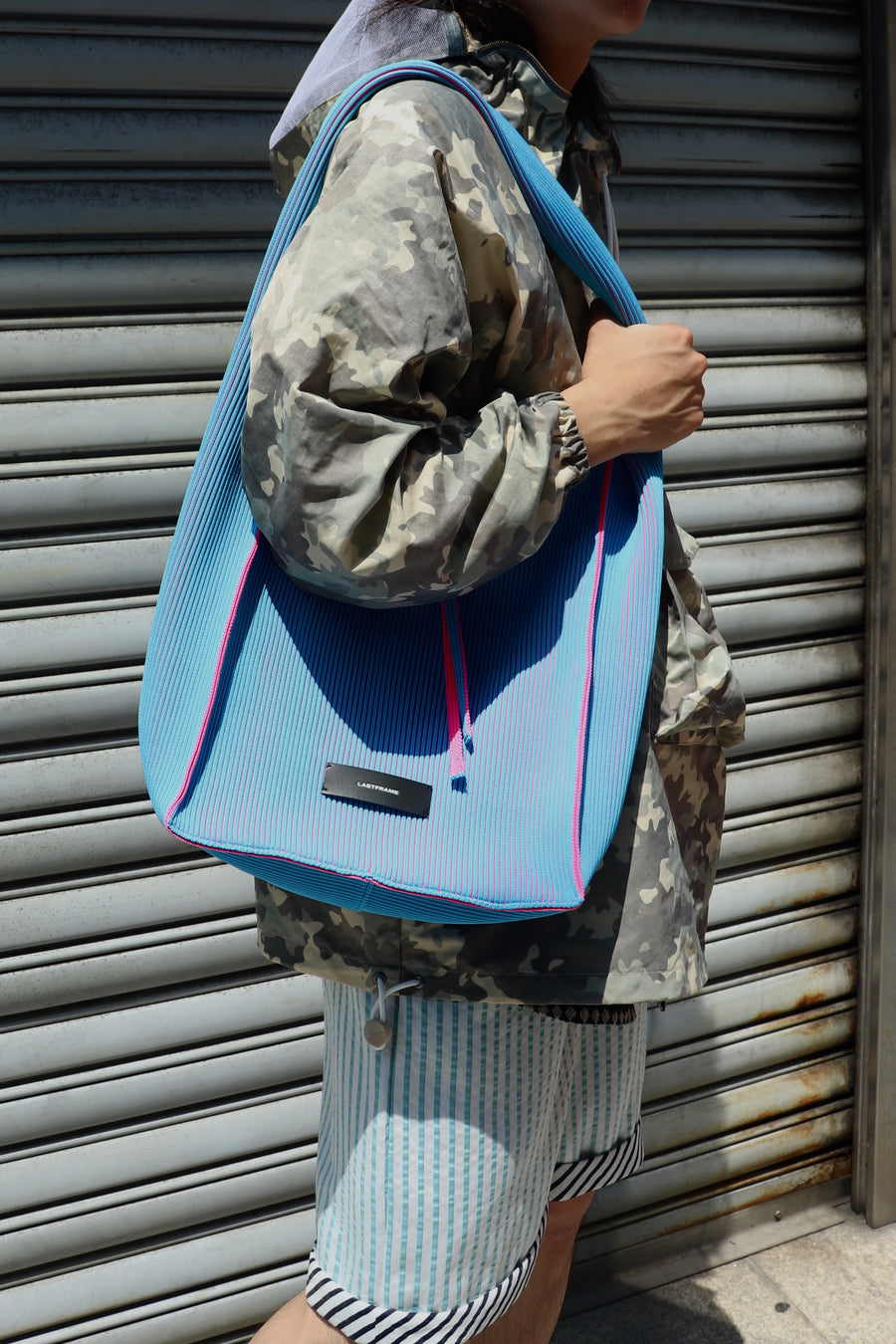 LASTFRAME  KASANE REVERSIBLE TASUKI TOTE(NEON BLUE-NEON PINK)