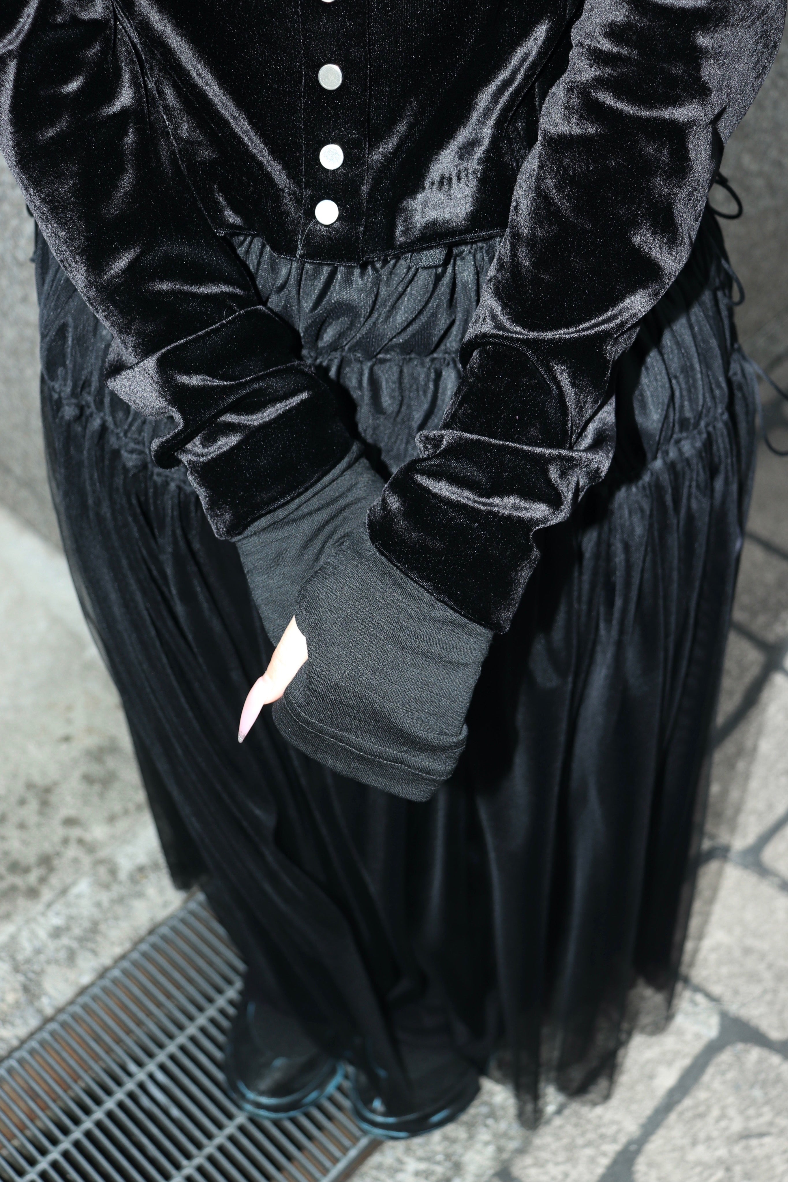 トップス FETICO ROSE-EMBROIDERED VELOUR CARDIGAN FETICO(フェティコ)のROSE-EMBROIDERED VELOUR CARDIGANの通販