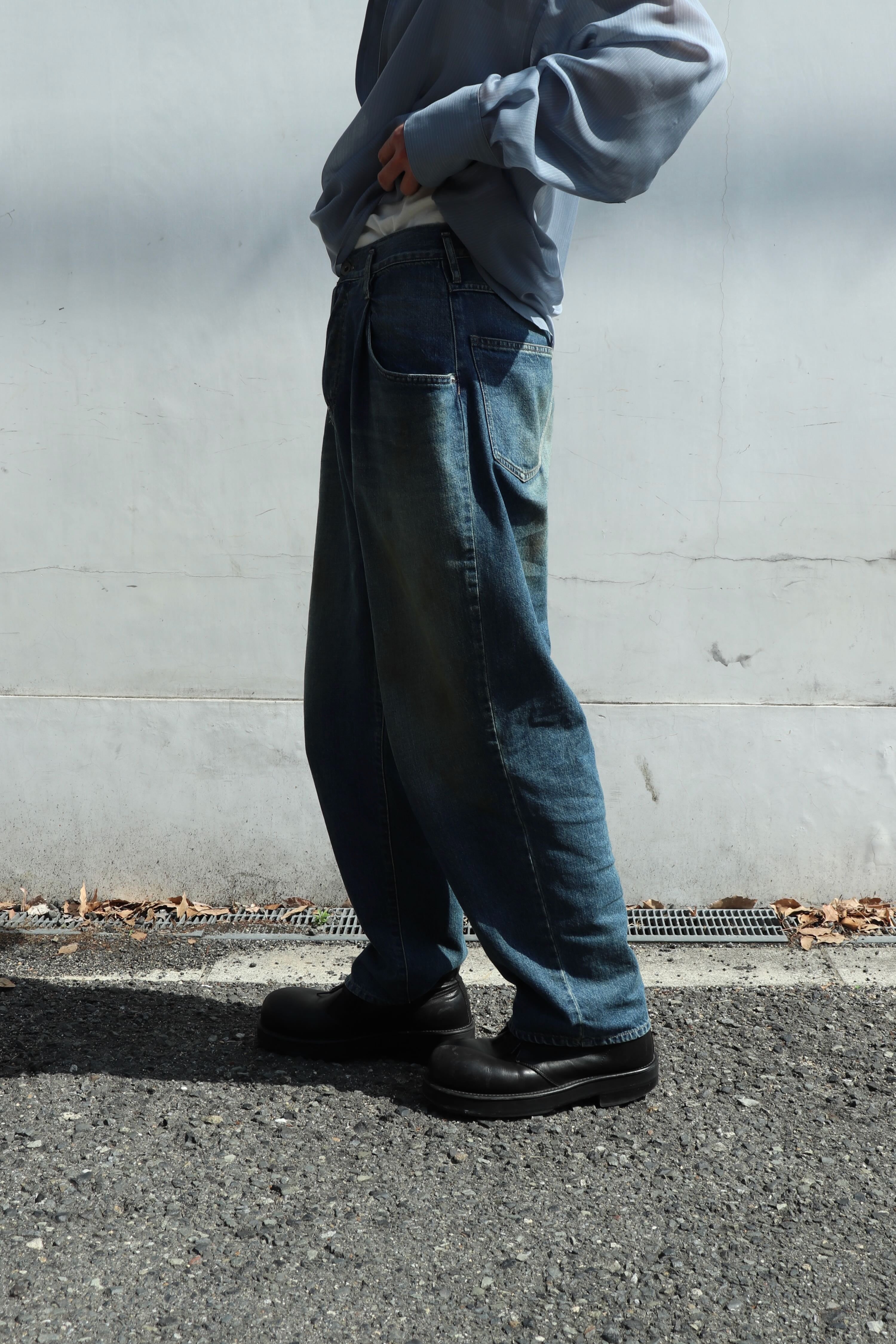 SOSHIOTSUKI(ソウシオオツキ)のDRAPE POCKET TUCKED DENIM INDIGOの 