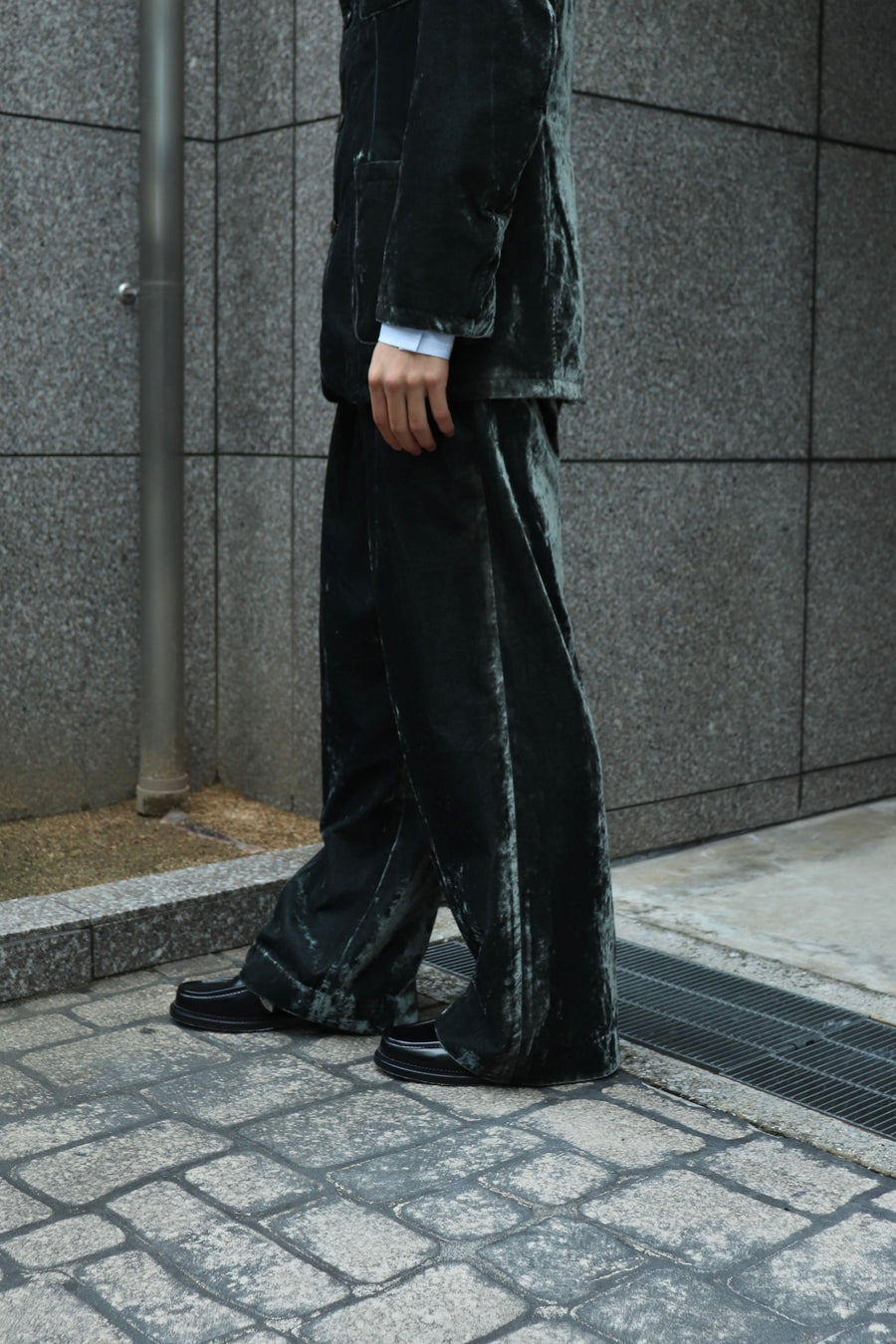 MASU(エムエーエスユー)のVELVET ACCORDION WIDE TROUSERS DUSTY BLACK